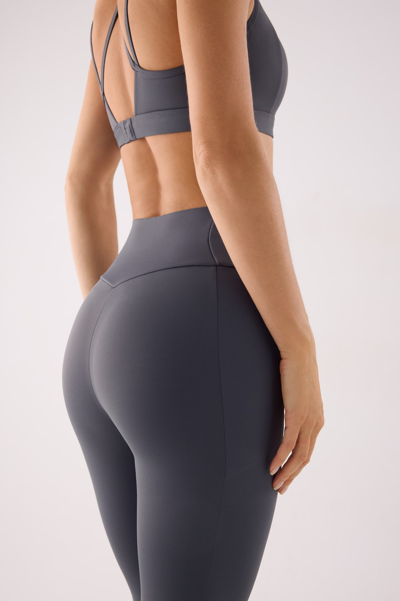 leggings deportivos compressive pitillo tiro alto compressive vista lateral del conjunto fitness control abdominal cintura compresiva corte láser