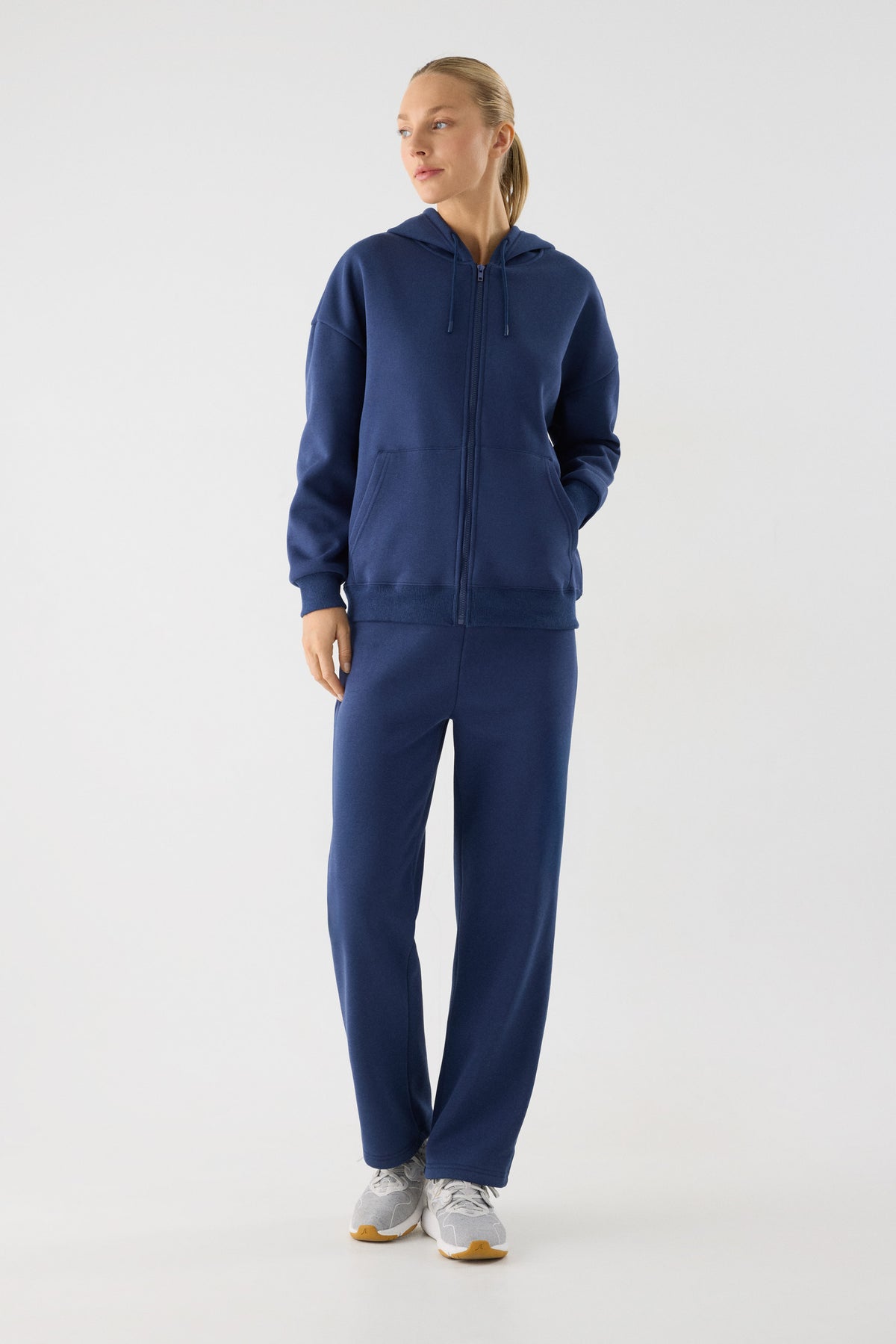 chándal deportivo mujer Slowloom en azul marino light blue vista principal en look deportivo tejido cálido family match imagen 030