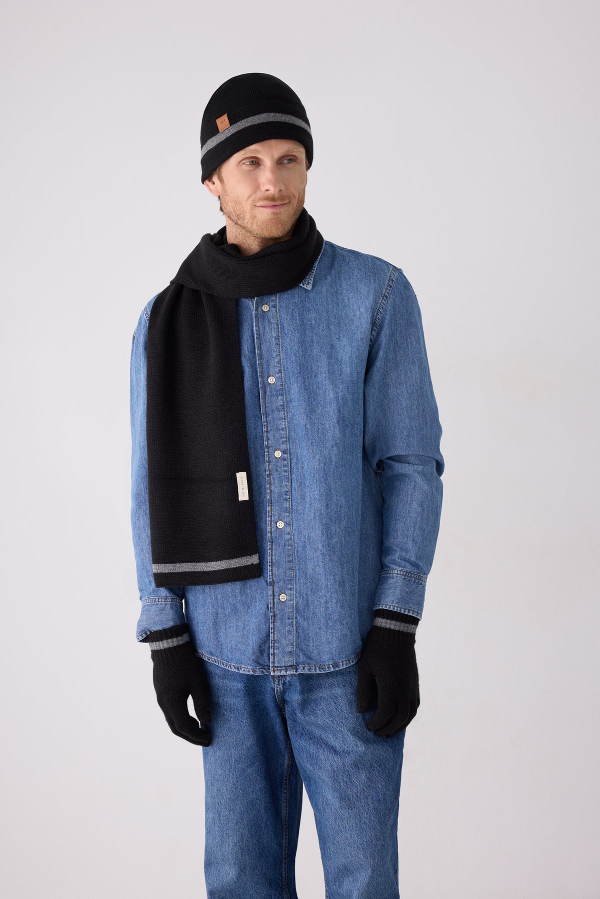 Gorro de punto para hombre con rayas y forro polar negro