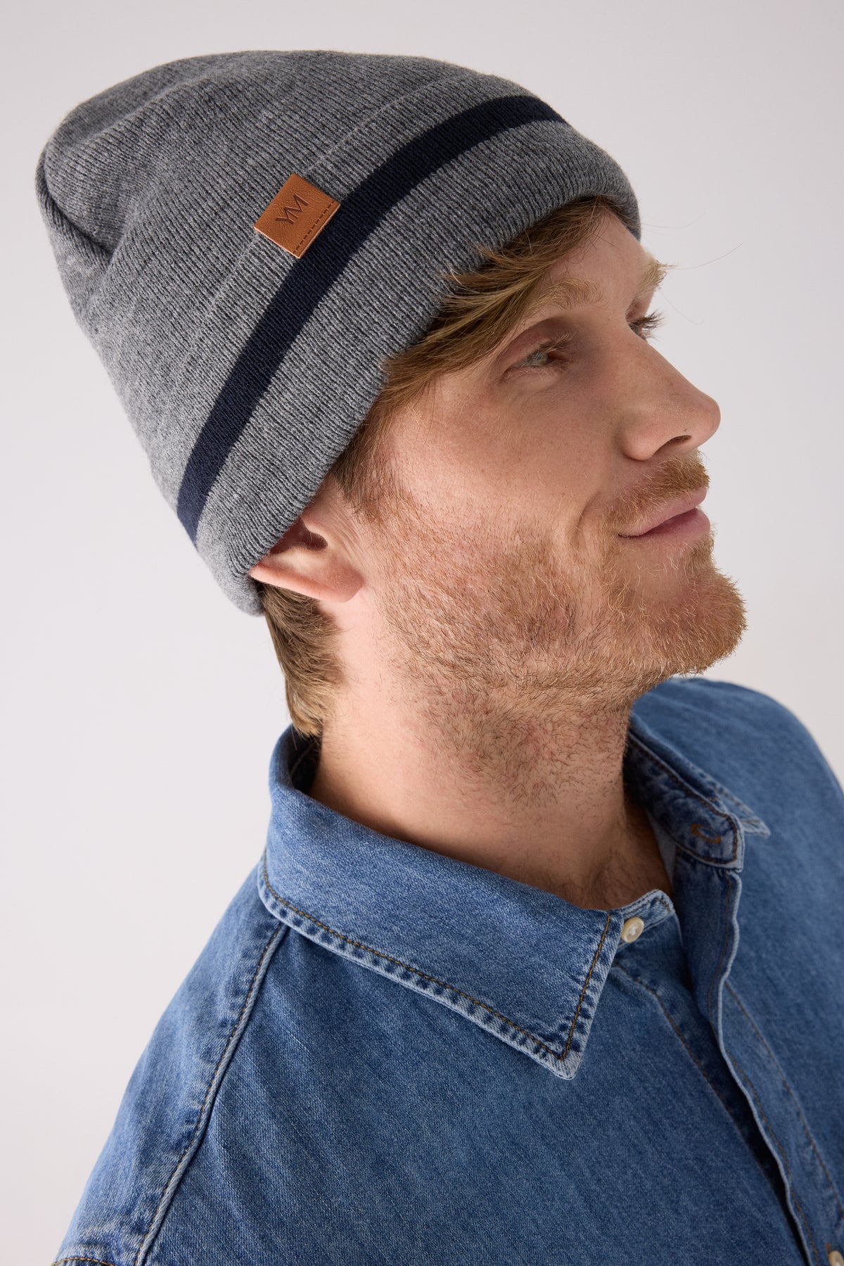 Gorro de punto para hombre con rayas y forro polar gris