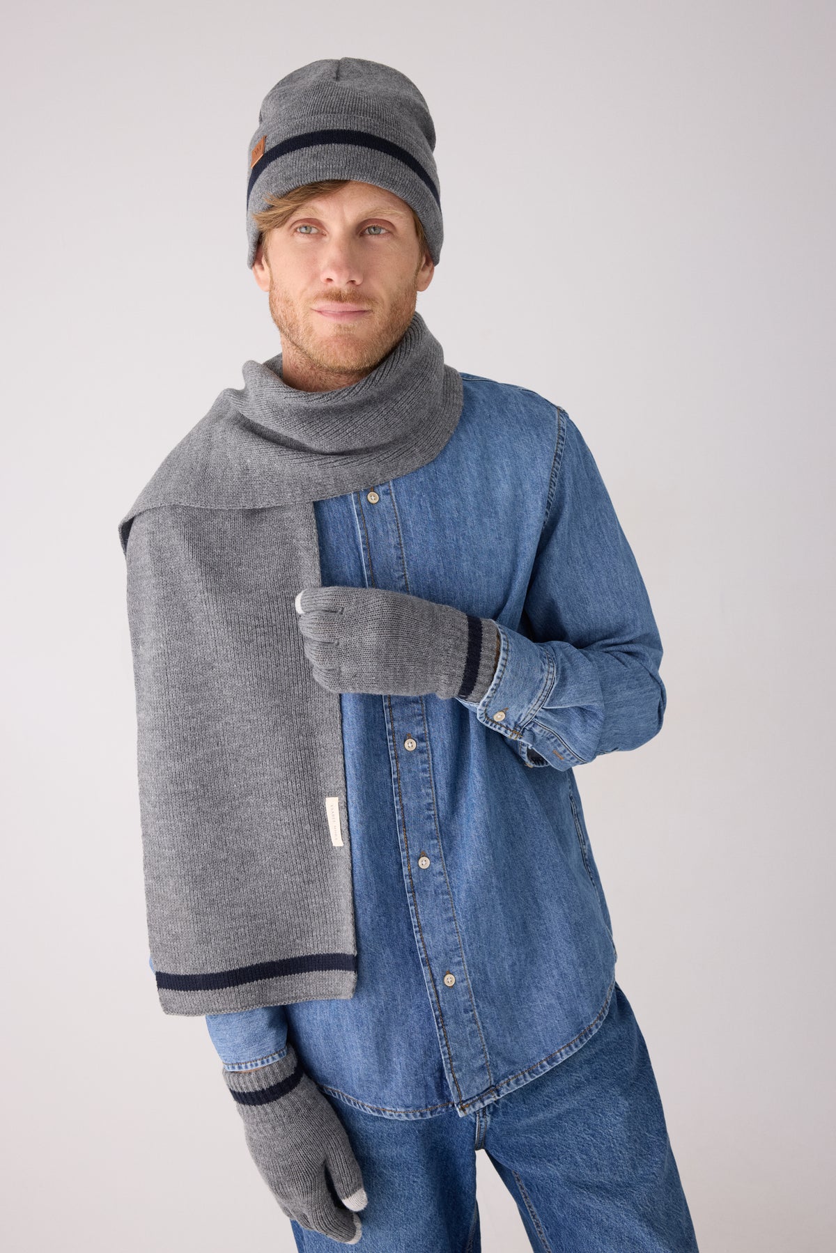 Gorro de punto para hombre con rayas y forro polar gris