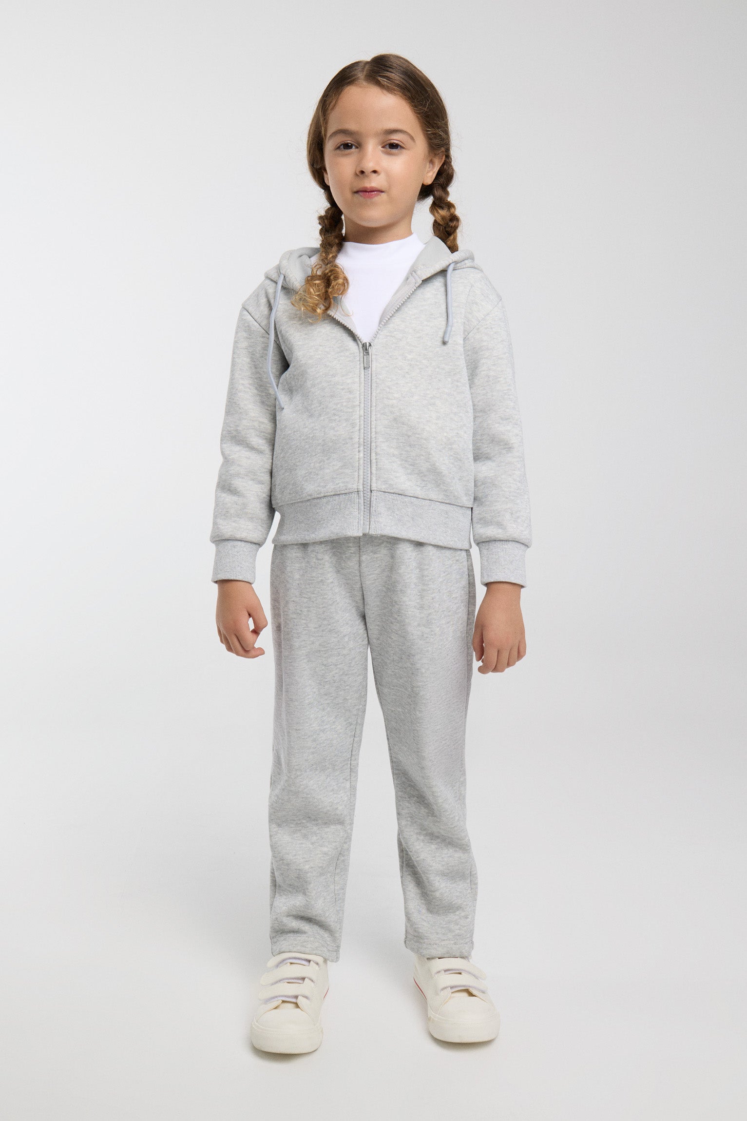 Chándal deportivo de niña afelpado con chaqueta con capucha y cremallera y pantalón recto en color gris jaspeado