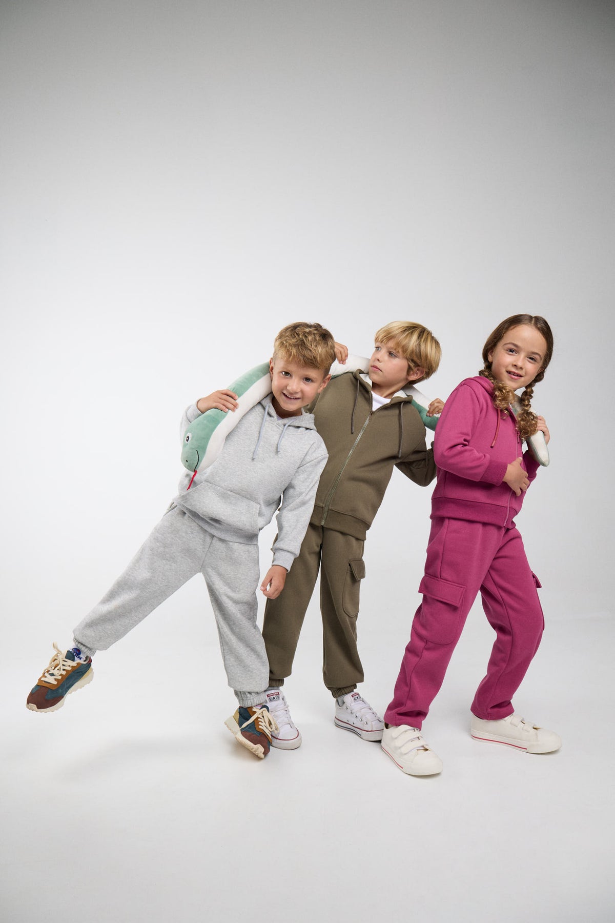 Niños con chándales infantiles afelpados en gris, verde y rosa, con sudadera y chaqueta con capucha