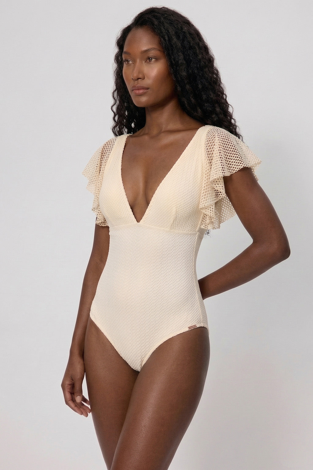 Maillot de bain ivoire ajouré à décolleté plongeant, bonnet B