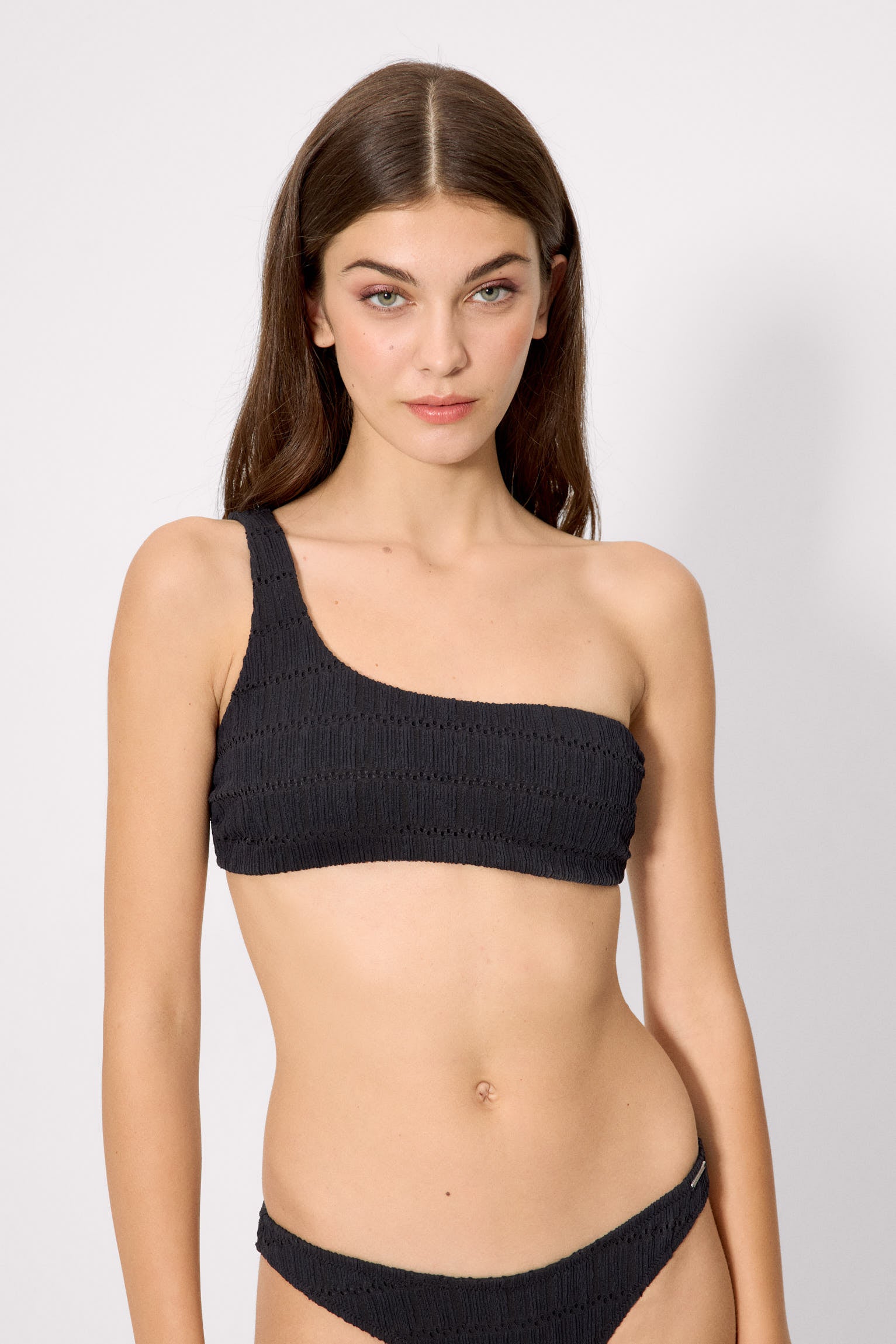 83213-negro-top-bikini-mujer-asimetrico-textura-negro-copa-b-mujer-ysabel-mora