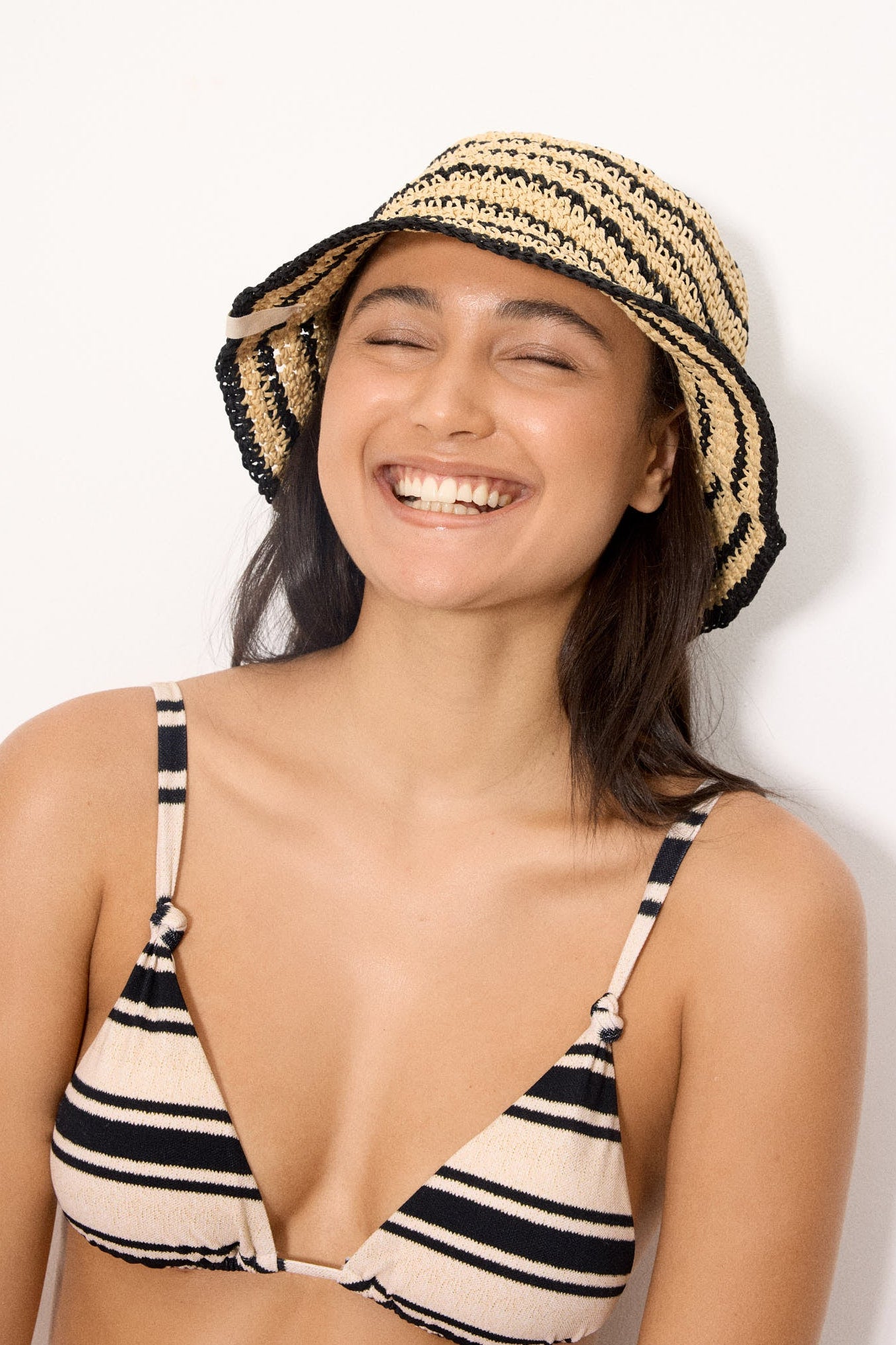 Chapeau en raphia rayé avec un bord modelable