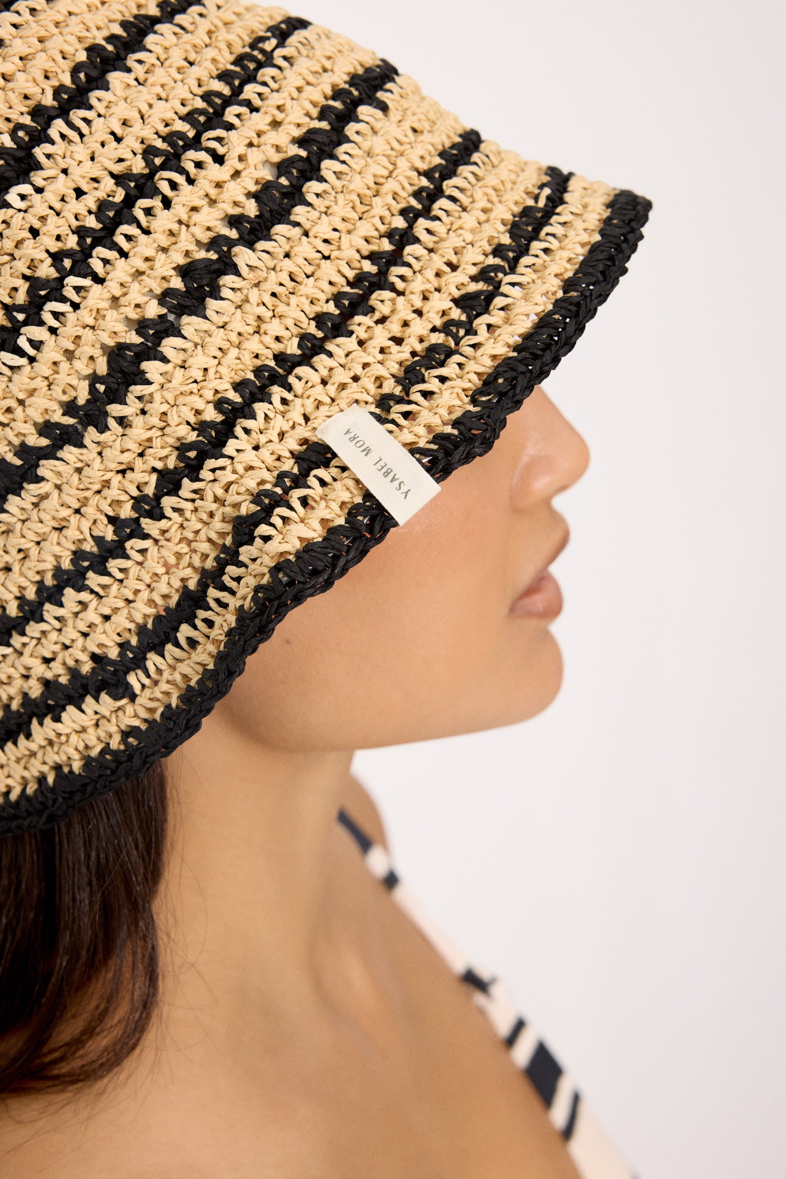 Chapeau en raphia rayé avec un bord modelable