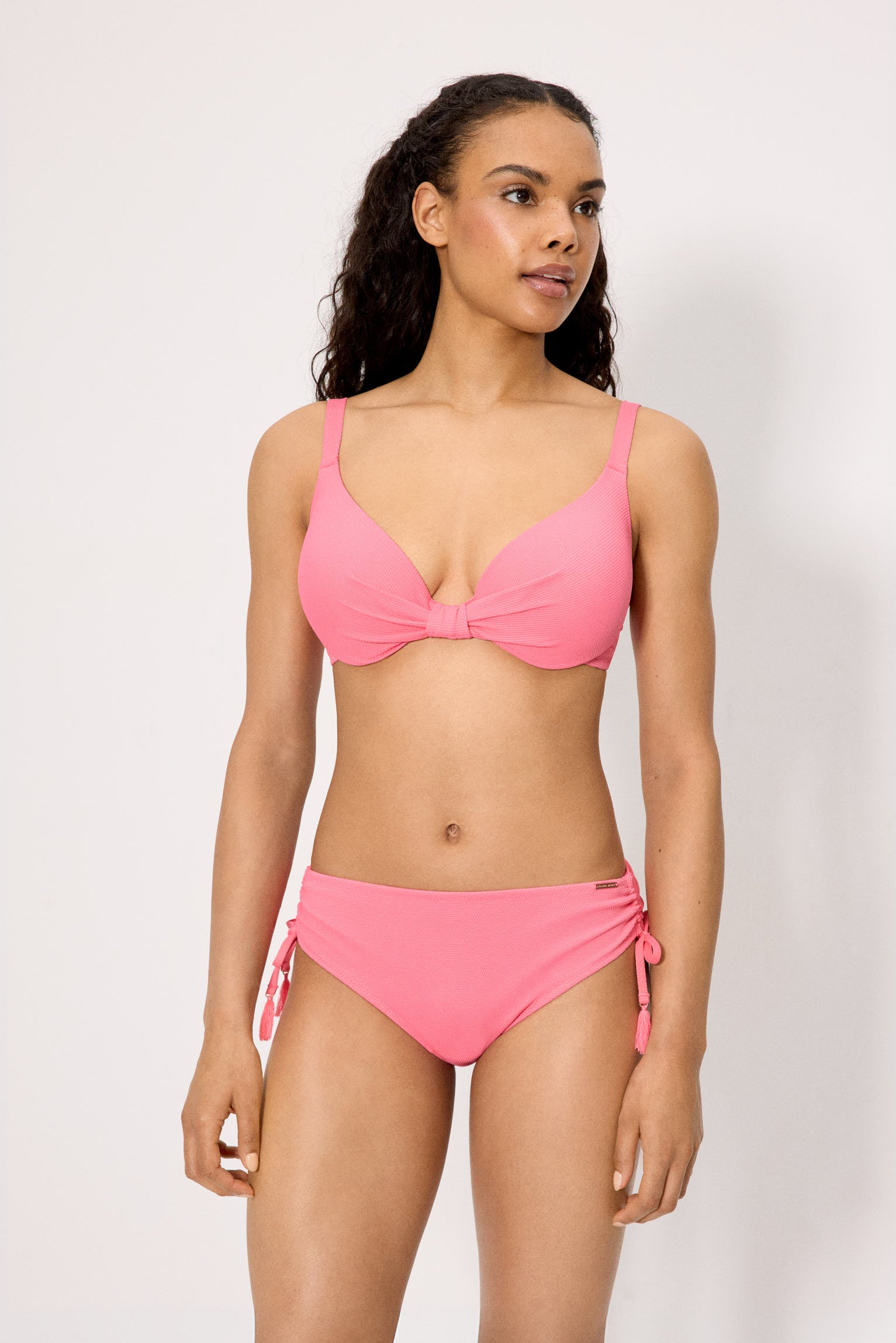 Ensemble bikini rose en piqué avec haut à armatures et culotte gainante, bonnet C