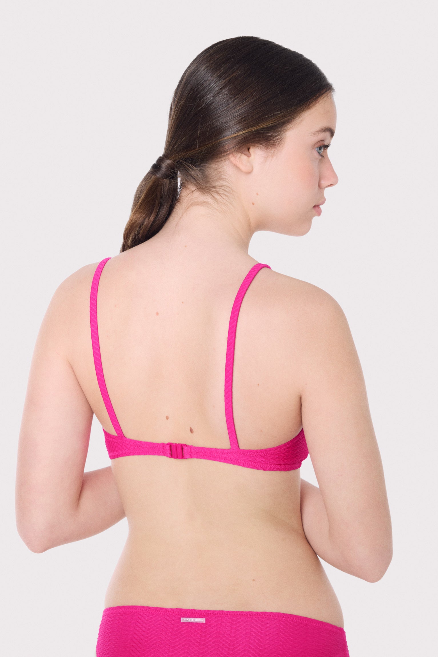 Haut de bikini texturé avec détails de nœud fuchsia
