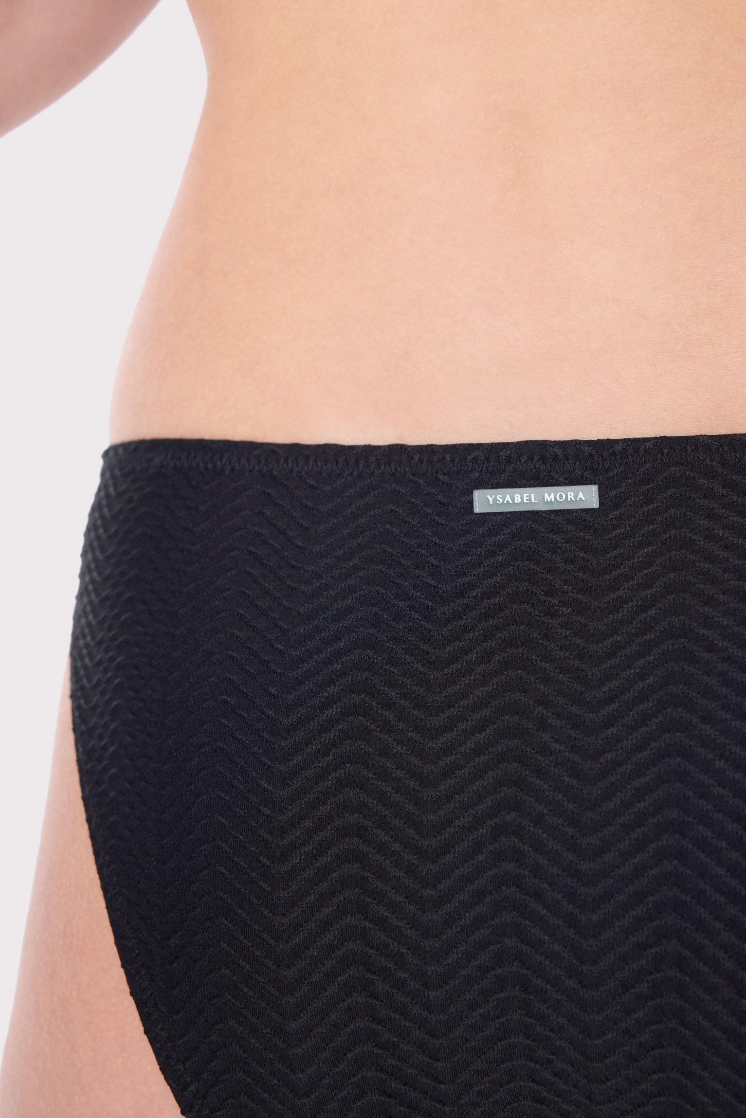 Bas de bikini Juveni noir lisse à texture