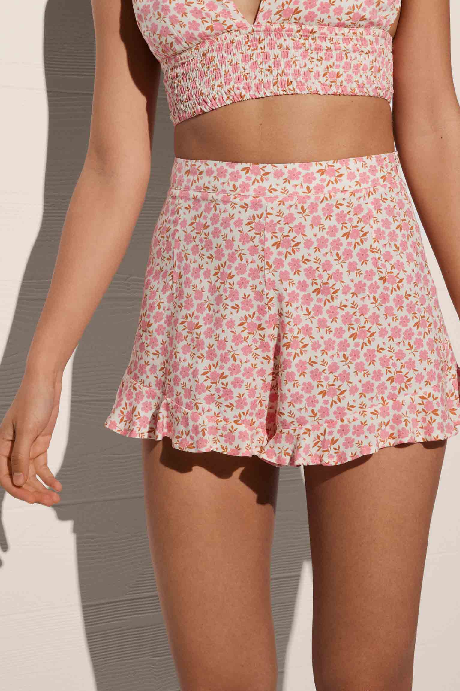 Pantalones cortos de estampado floral con volantes rosa - Ysabel Mora