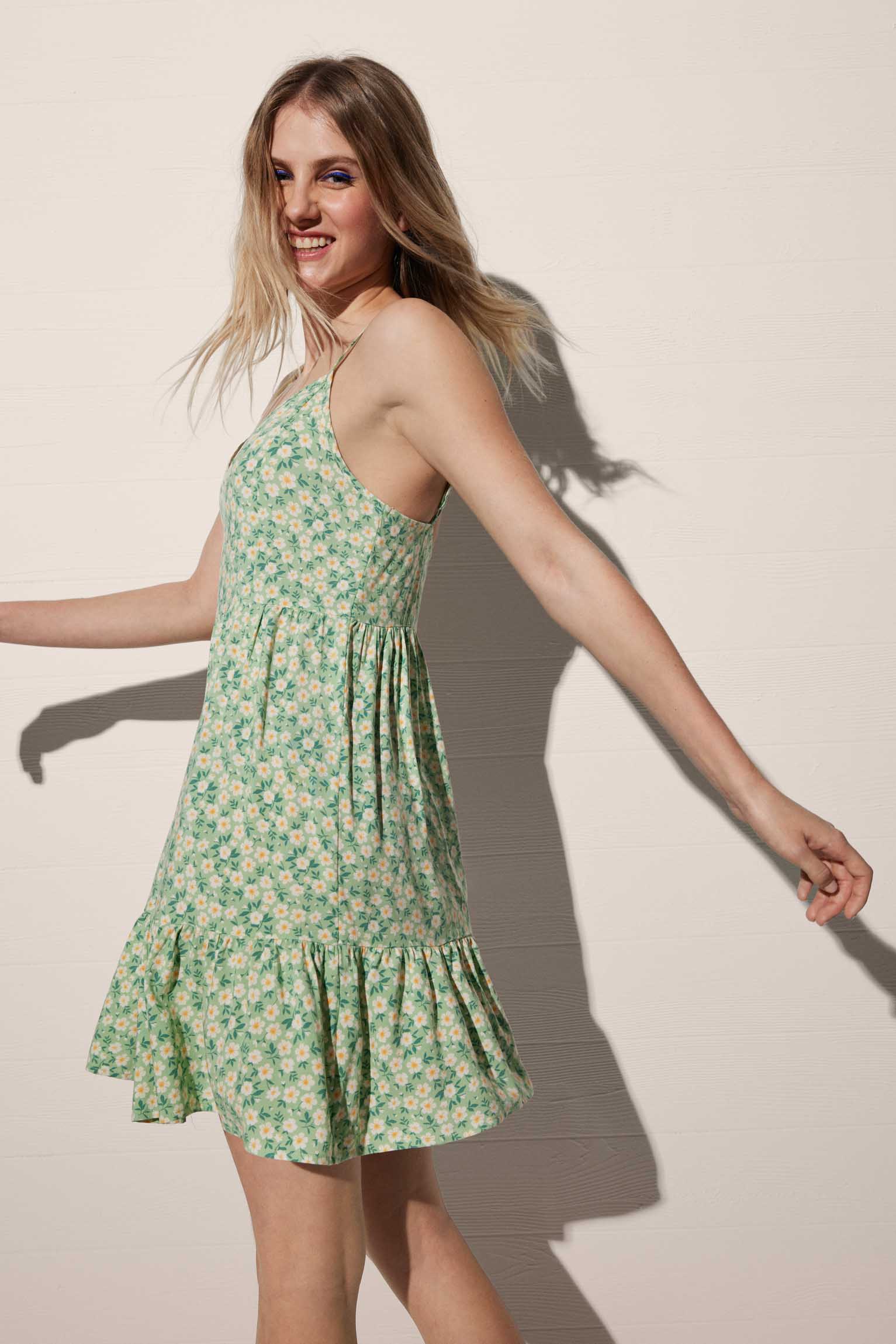 Vestido corto de tirantes suelto con estampado floral verde - Ysabel Mora