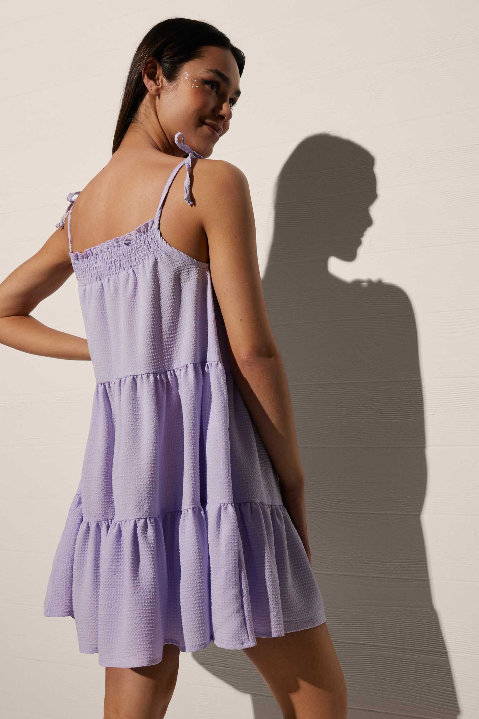 Vestido corto vaporoso con volantes lila - Ysabel Mora