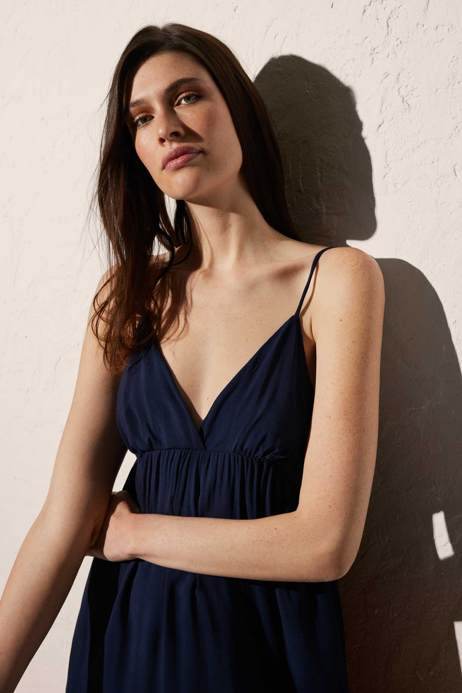 Vestido de playa corto de tirantes regulables con cuello en V marino - Ysabel Mora