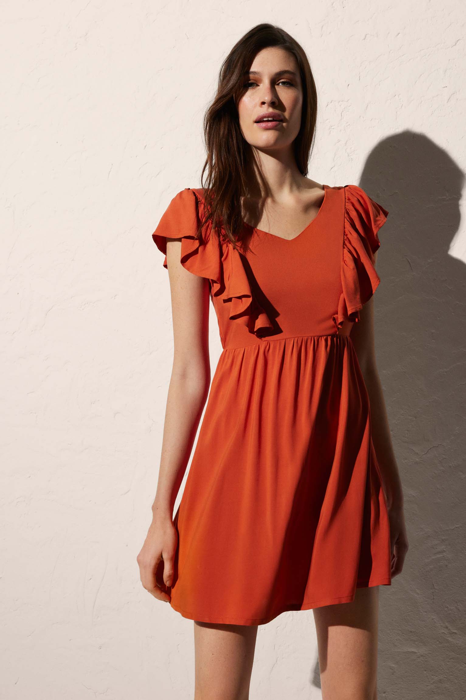 Vestido de playa corto con detalle de lazo en la espalda naranja - Ysabel Mora