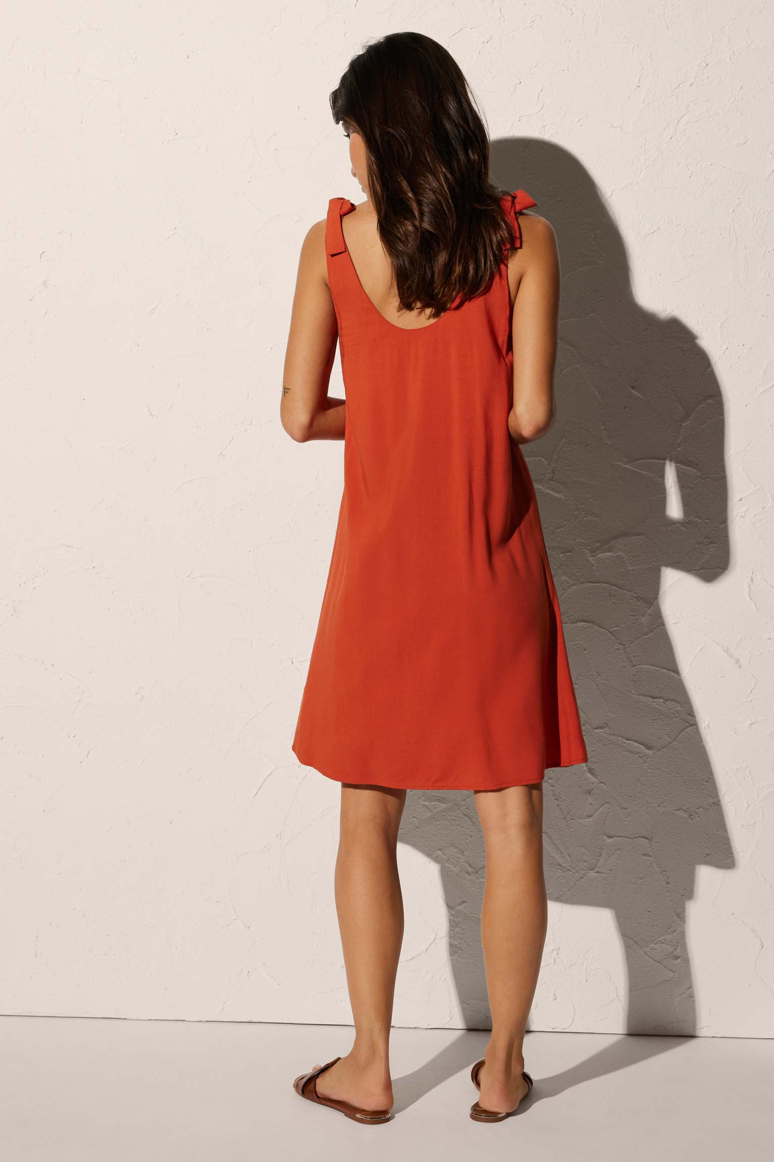 Robe de plage courte à bretelles avec nœud orange