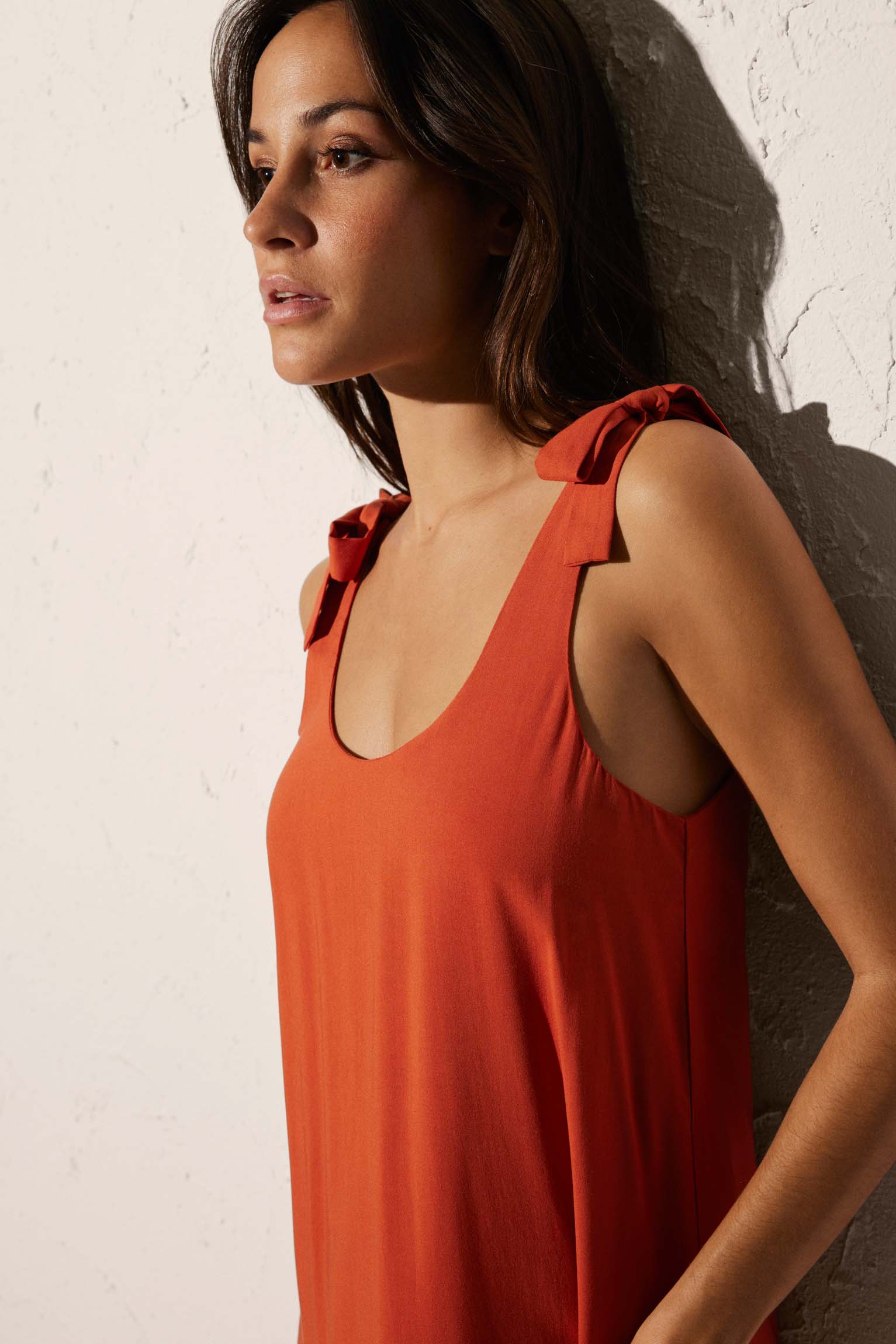 Vestido de playa corto de tirantes con detalle de lazo naranja - Ysabel Mora