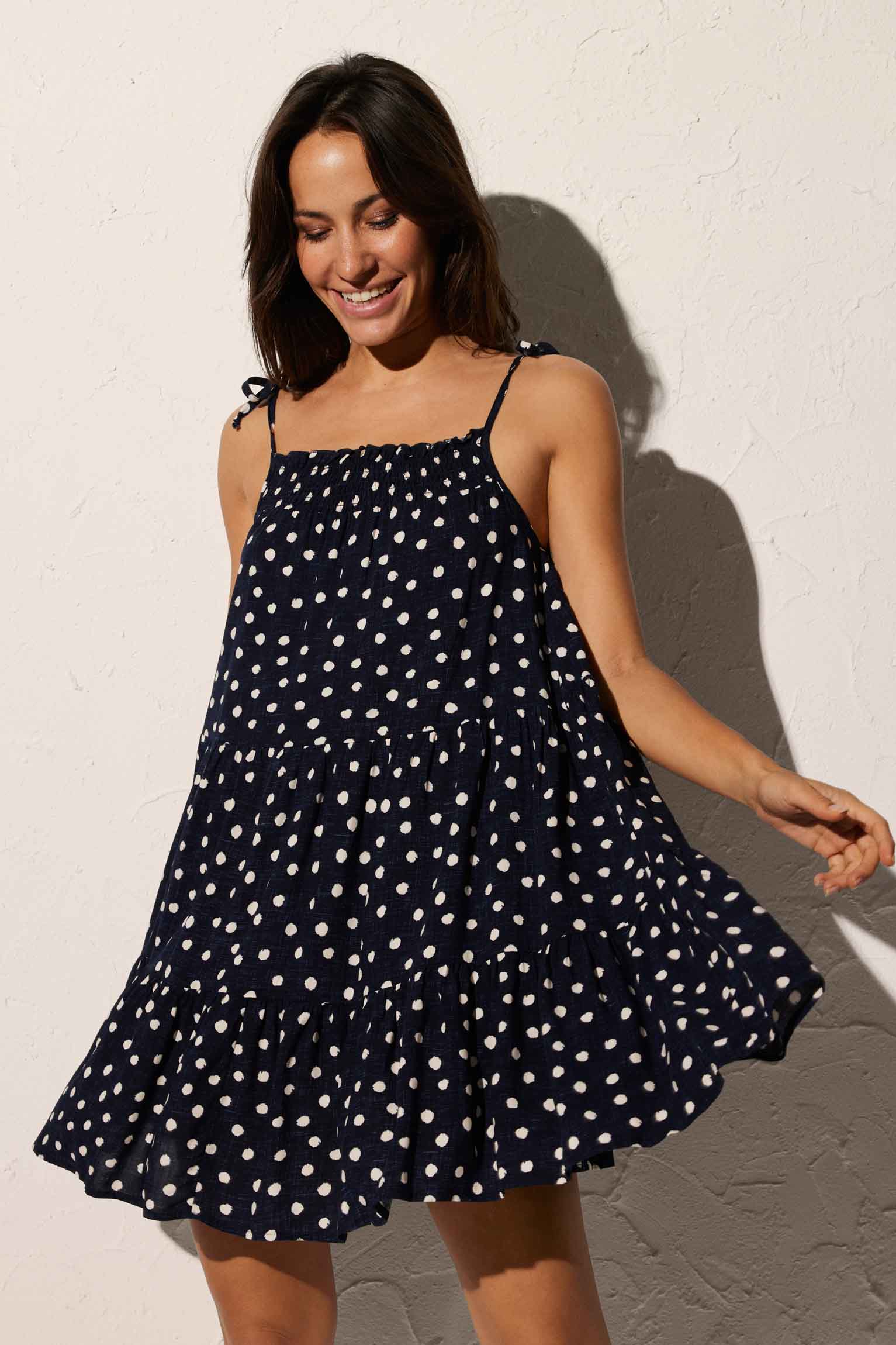 Vestido de playa corto y tirantes anudados estampado lunares marino - Ysabel Mora