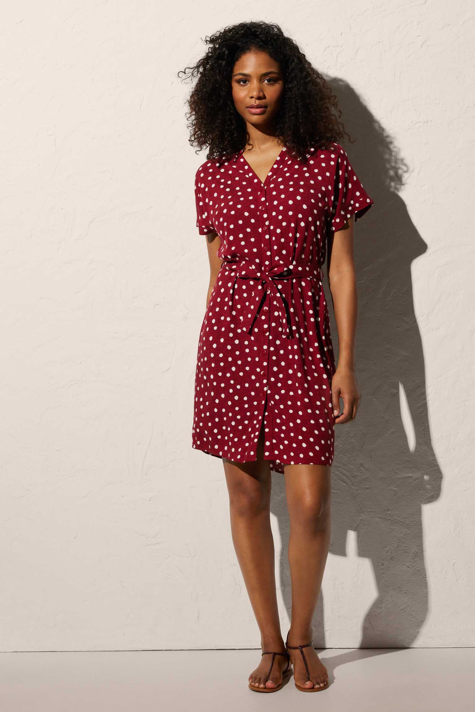 Vestido de playa corto estampado plumeti y detalle de lazo granate - Ysabel Mora