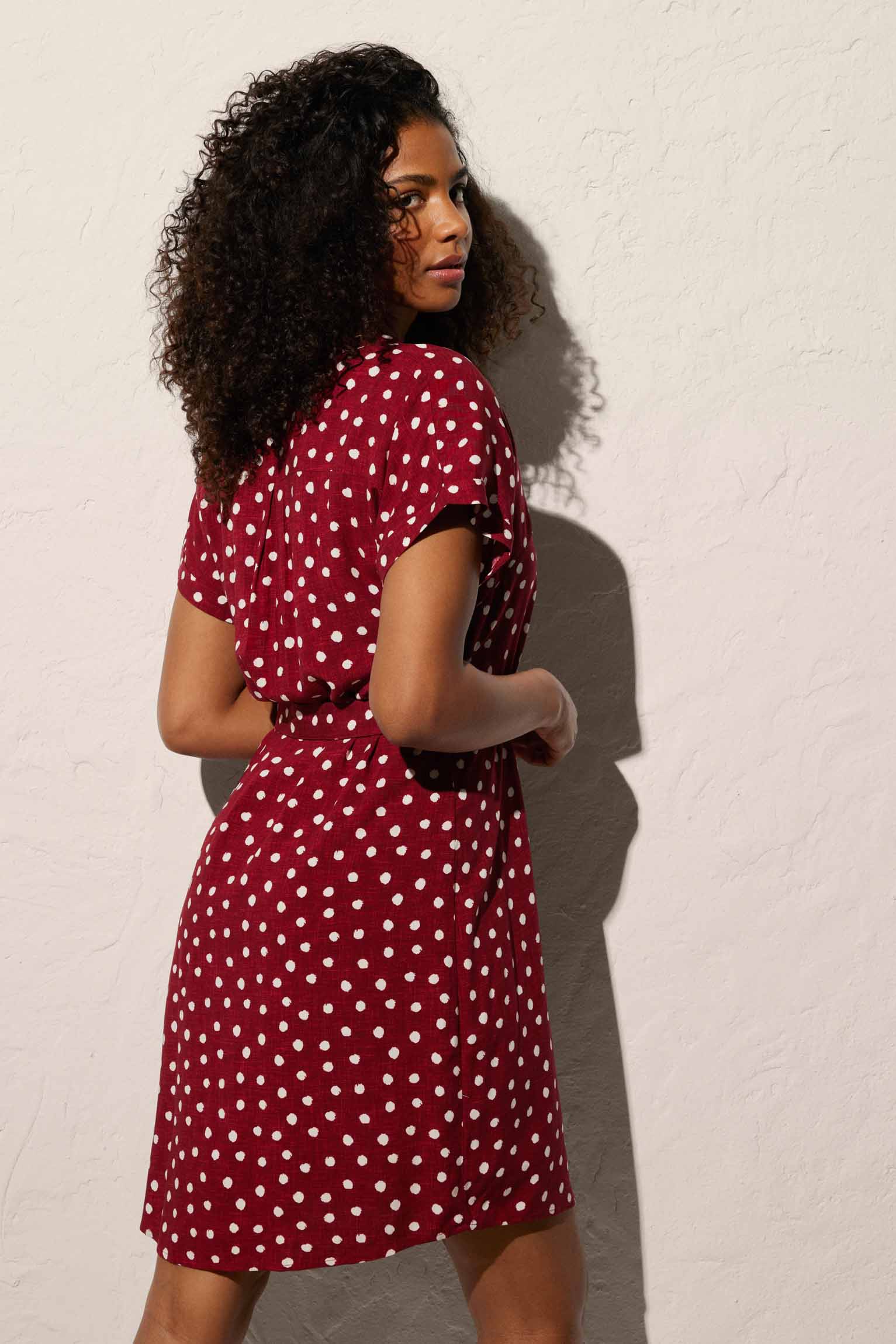 Vestido de playa corto estampado plumeti y detalle de lazo granate - Ysabel Mora
