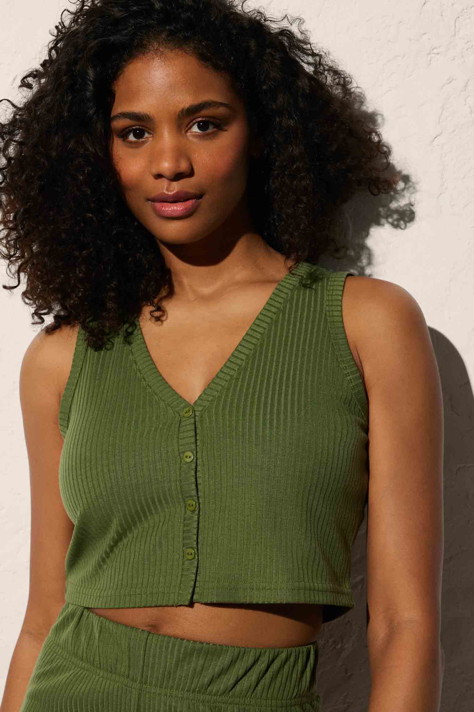 Camisa de tirantes corta con detalle de botones y cuello en V verde - Ysabel Mora