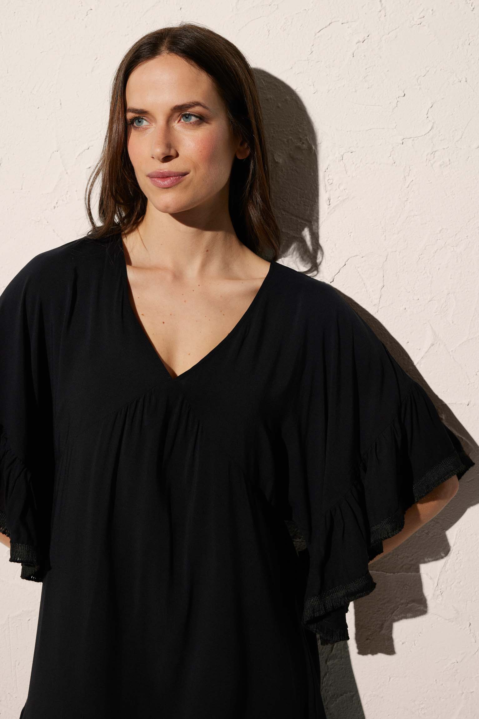 Vestido de playa corto de media manga en negro liso - Ysabel Mora