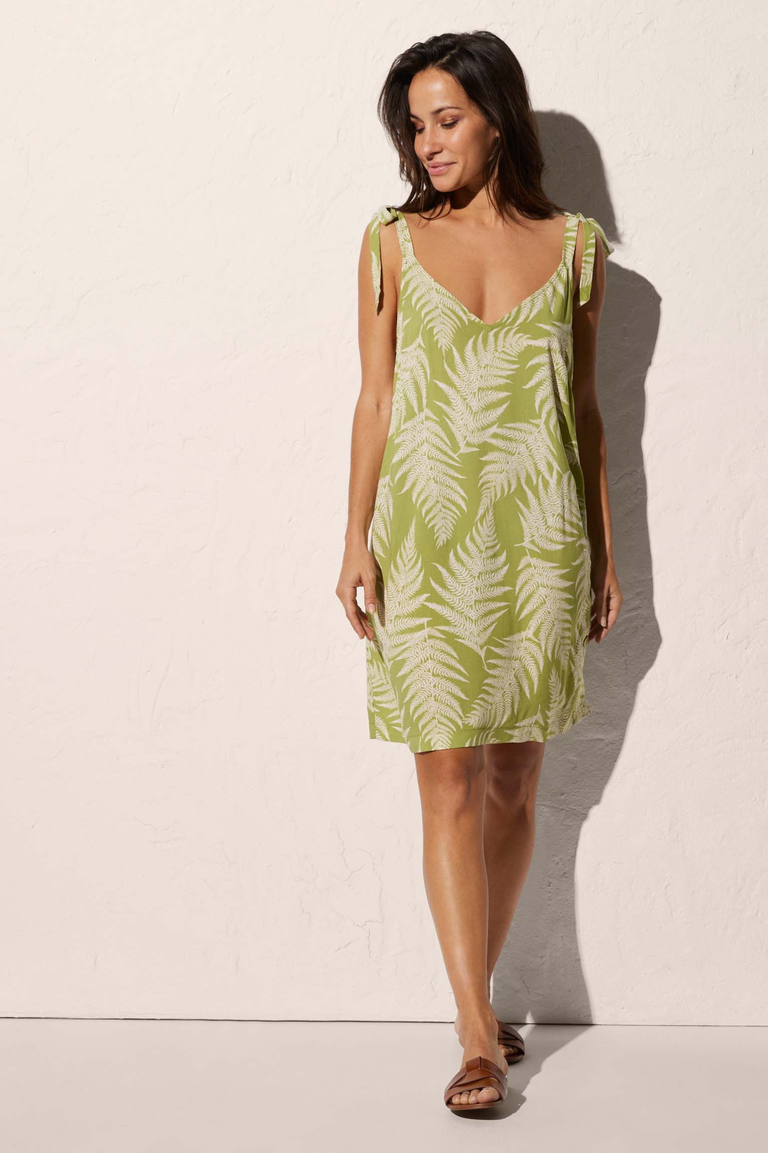 Vestido de playa corto estampado tropical y tirantes anudados - Ysabel Mora