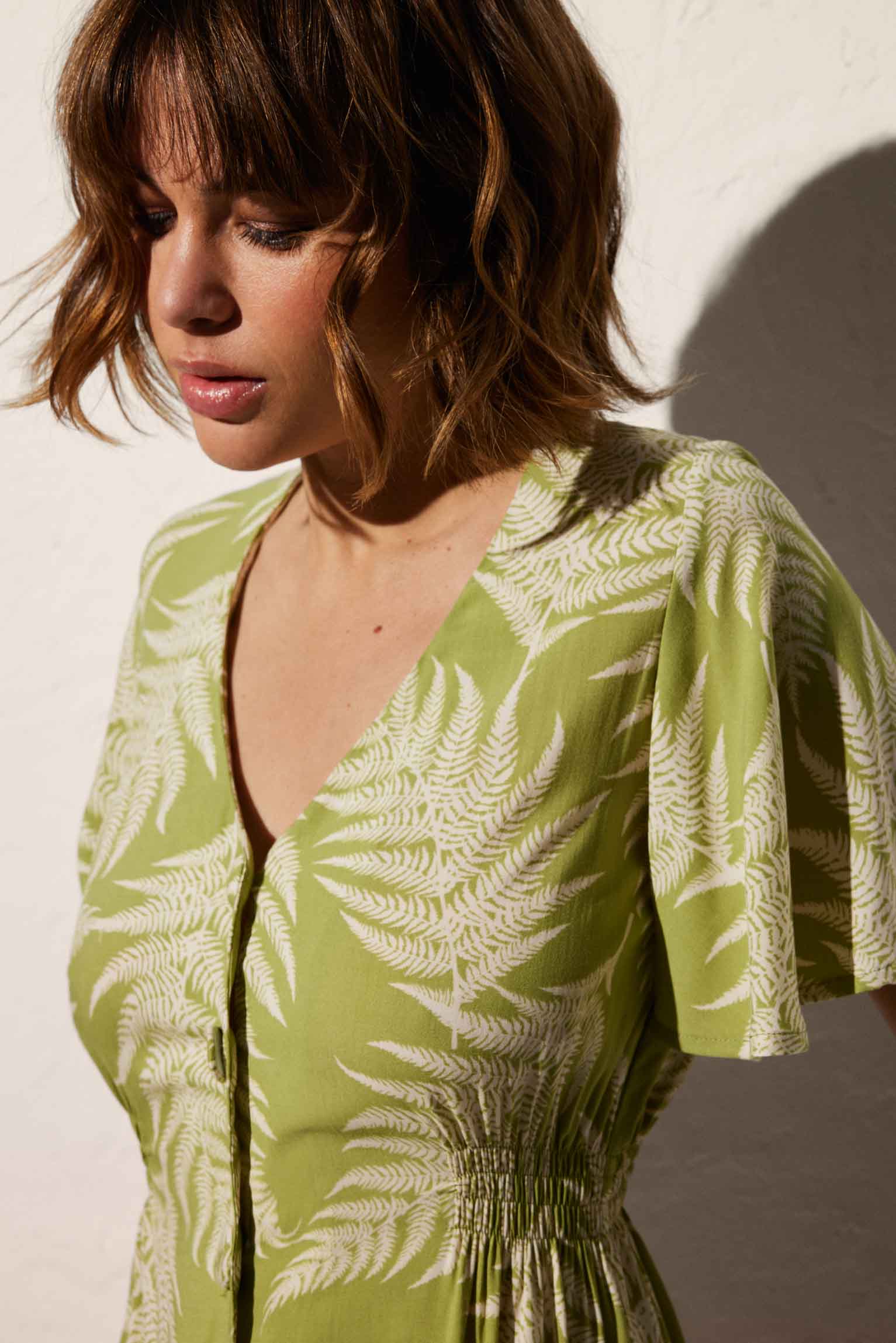 Vestido de playa corto estampado tropical con botones - Ysabel Mora