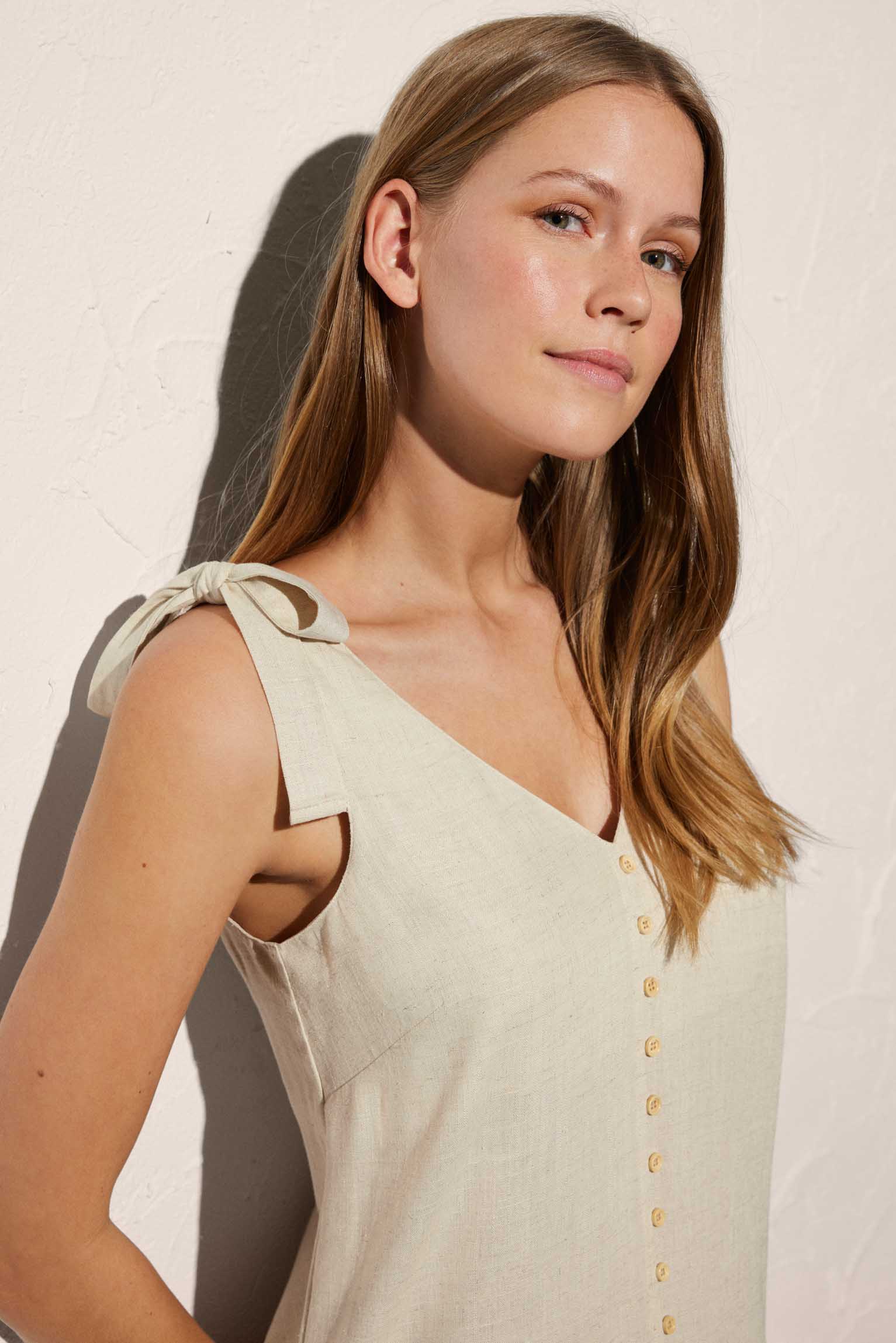 Vestido de playa corto con lino de tirantes detalle botones - Ysabel Mora