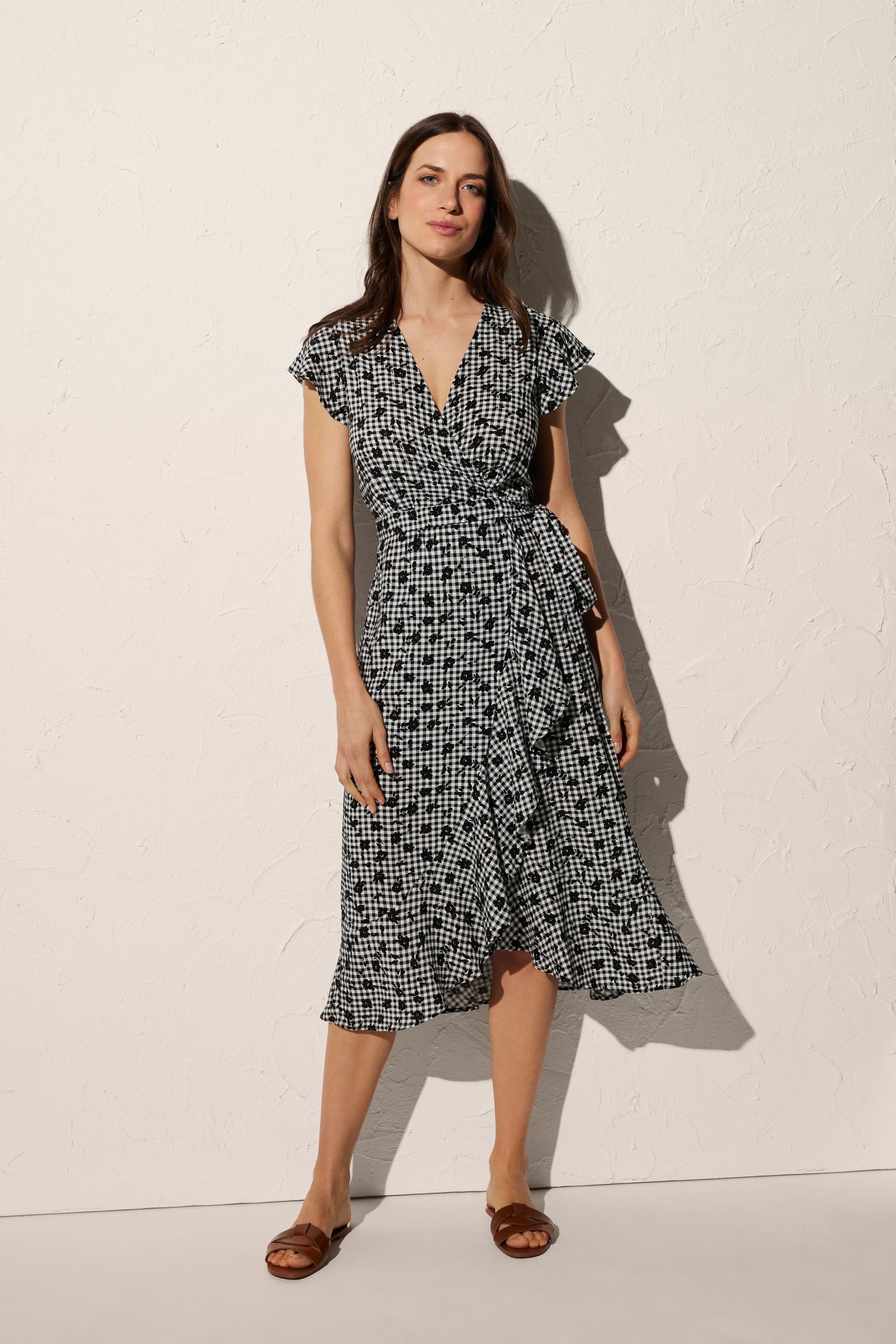 Vestido de playa largo con volantes a rayas y flores negro - Ysabel Mora