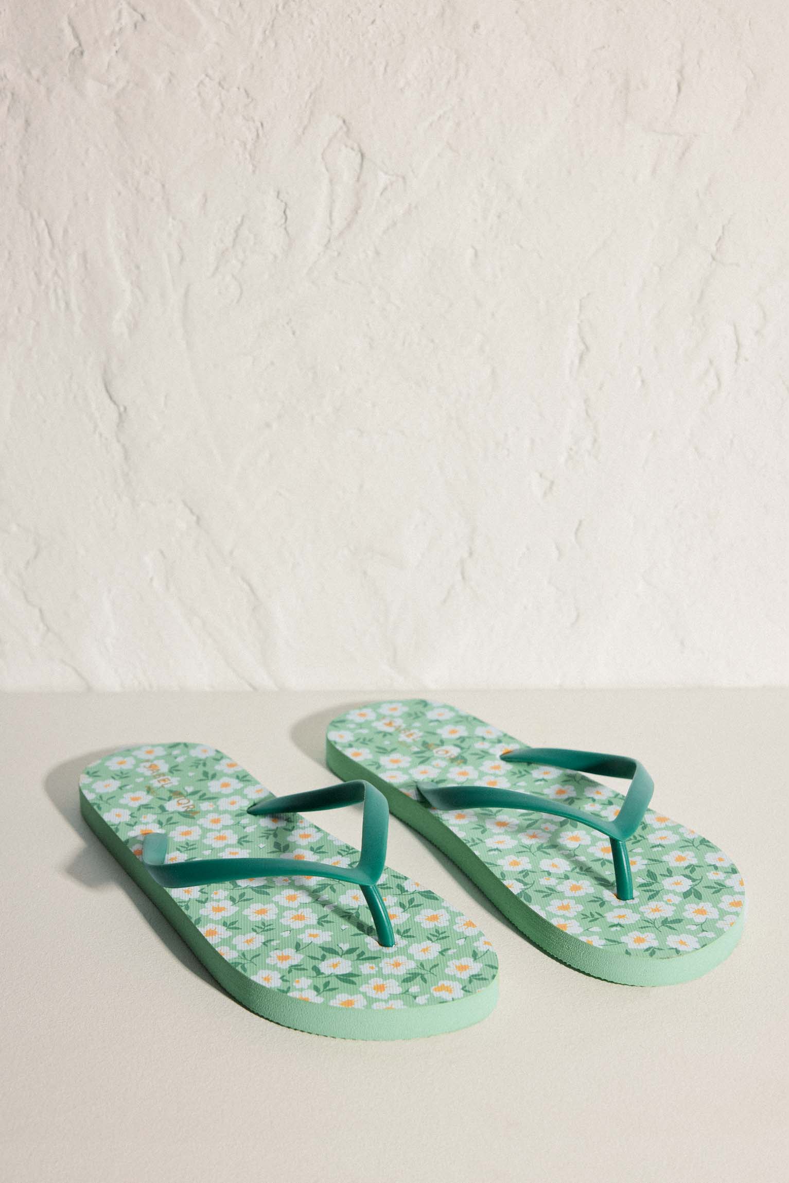 Chanclas de playa planas con estampado floral verde - Ysabel Mora