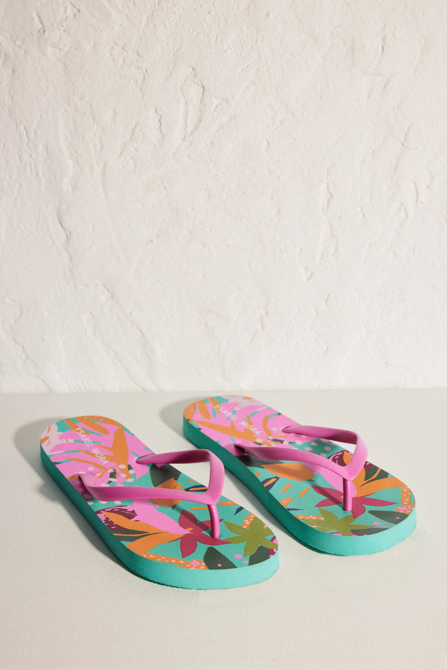 Chanclas de playa planas con estampado tropical para mujer - Ysabel Mora