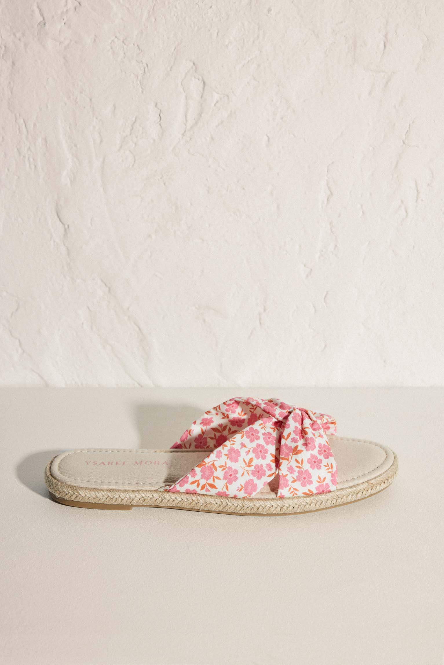 Sandalias planas con estampado floral y plantilla confort rosa - Ysabel Mora