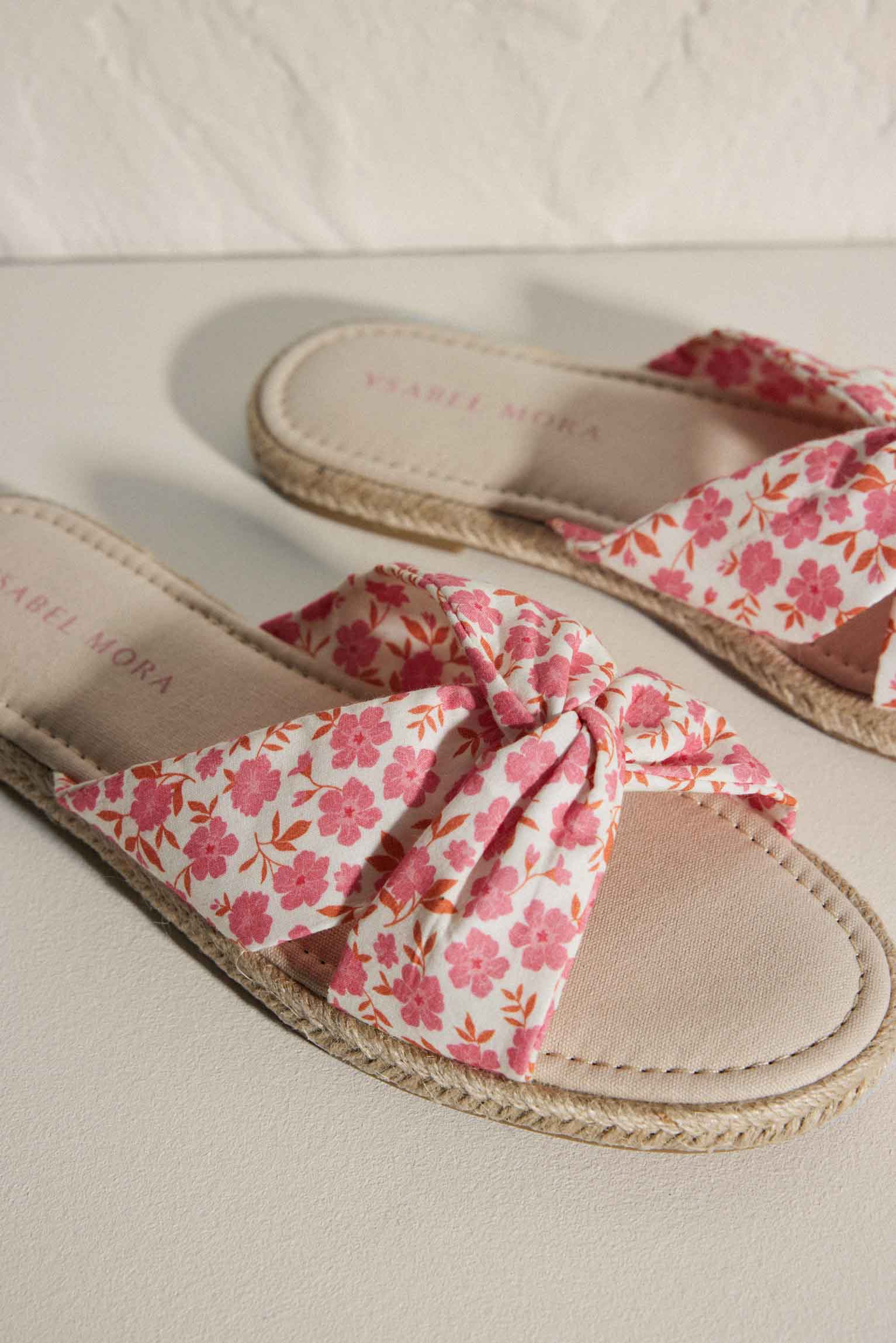 Sandalias planas con estampado floral y plantilla confort rosa - Ysabel Mora