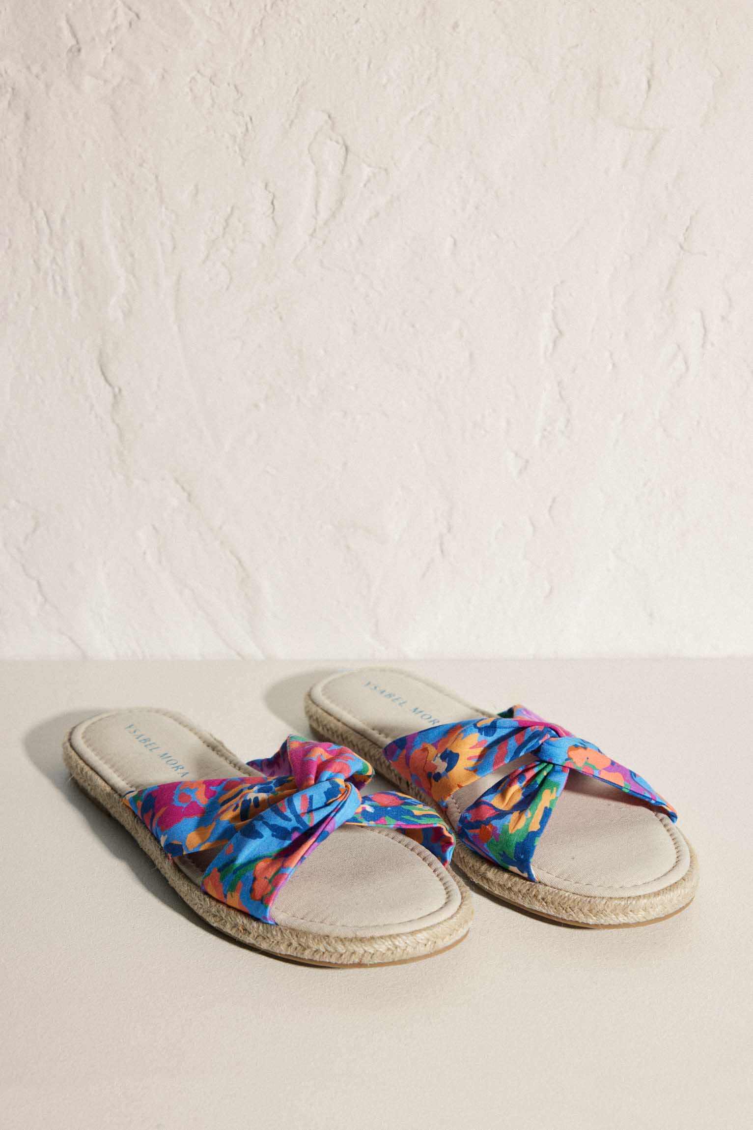 Sandalias estampado floral con plantilla confort de algodón - Ysabel Mora