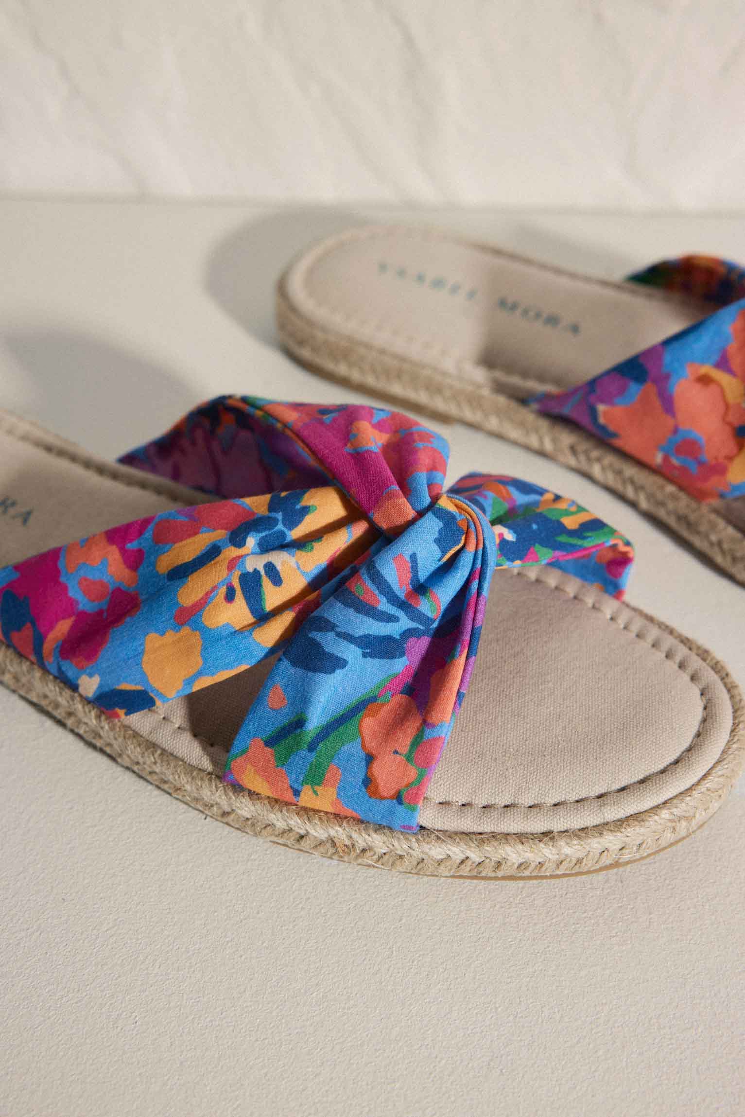 Sandalias estampado floral con plantilla confort de algodón - Ysabel Mora