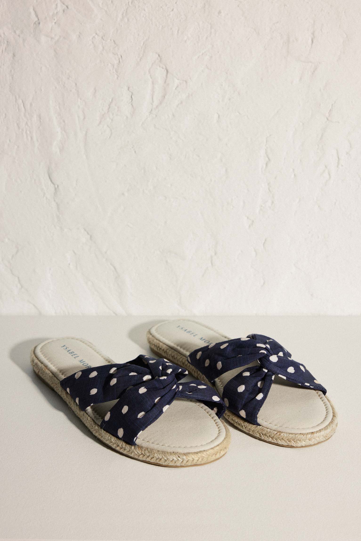 Sandalias planas estampado lunares con plantilla confort marino - Ysabel Mora