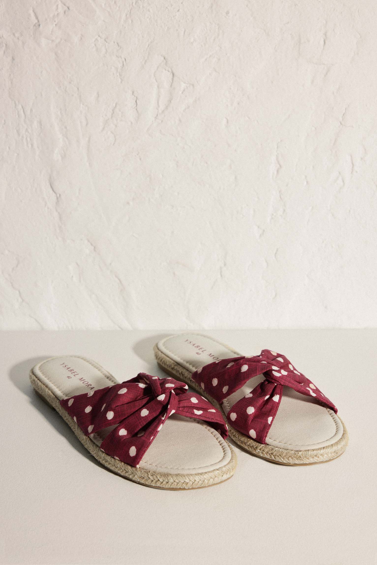 Sandalias planas estampado lunares con plantilla confort granate - Ysabel Mora