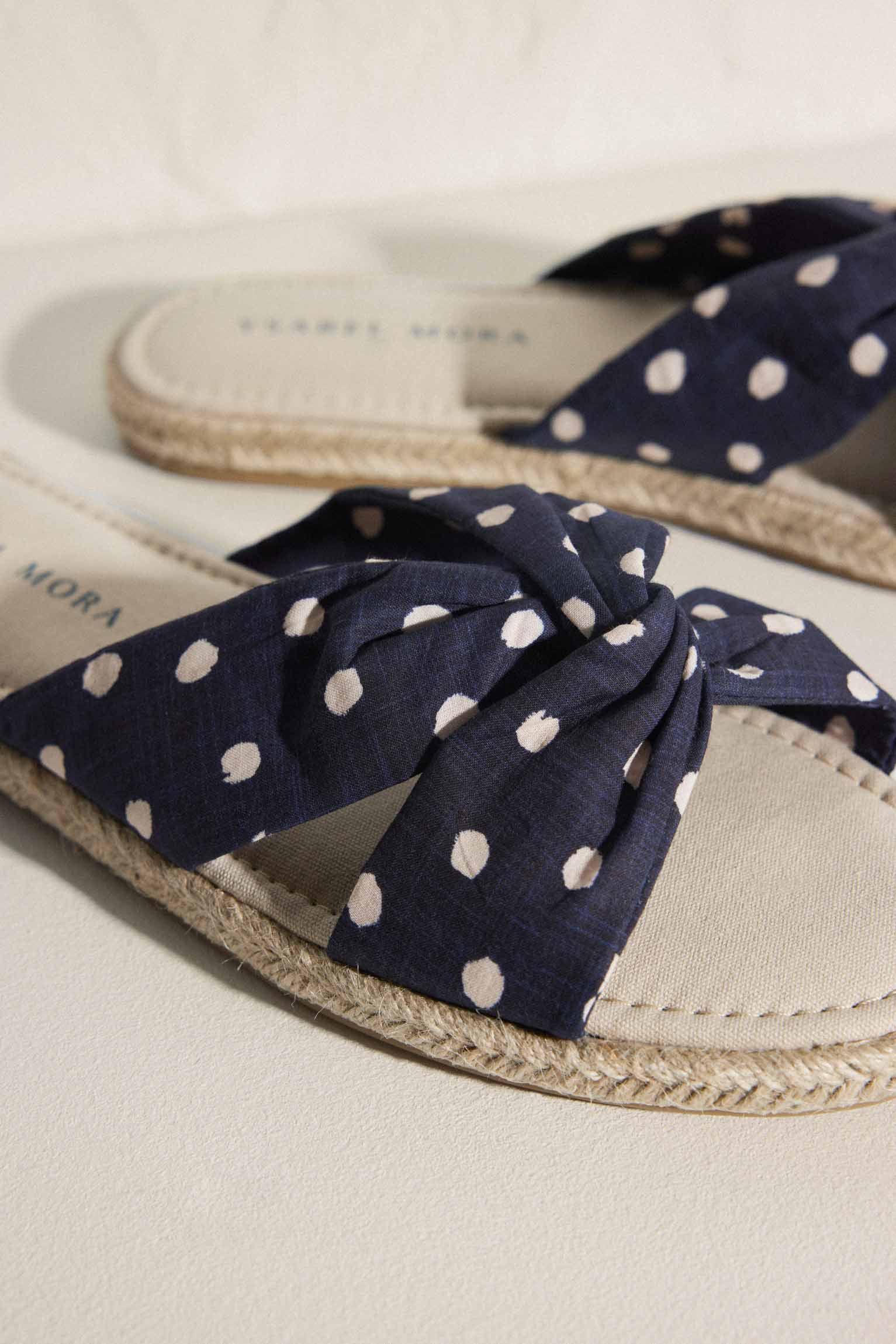 Sandalias planas estampado lunares con plantilla confort marino - Ysabel Mora