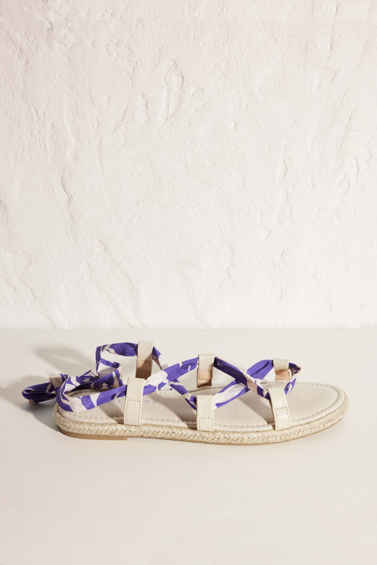 Sandalias planas tiras intercambiables flores y violeta - Ysabel Mora