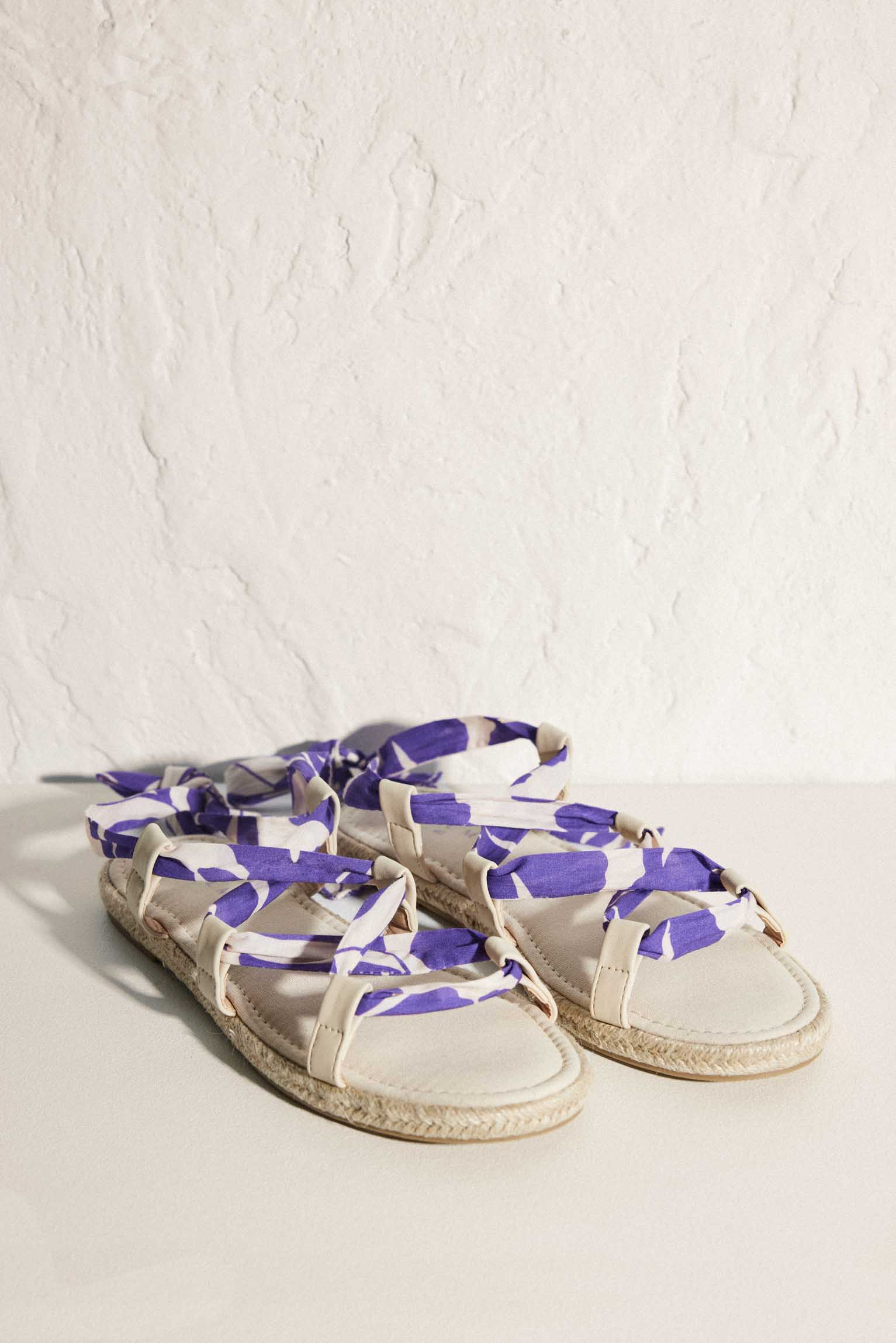 Sandalias planas tiras intercambiables flores y violeta - Ysabel Mora