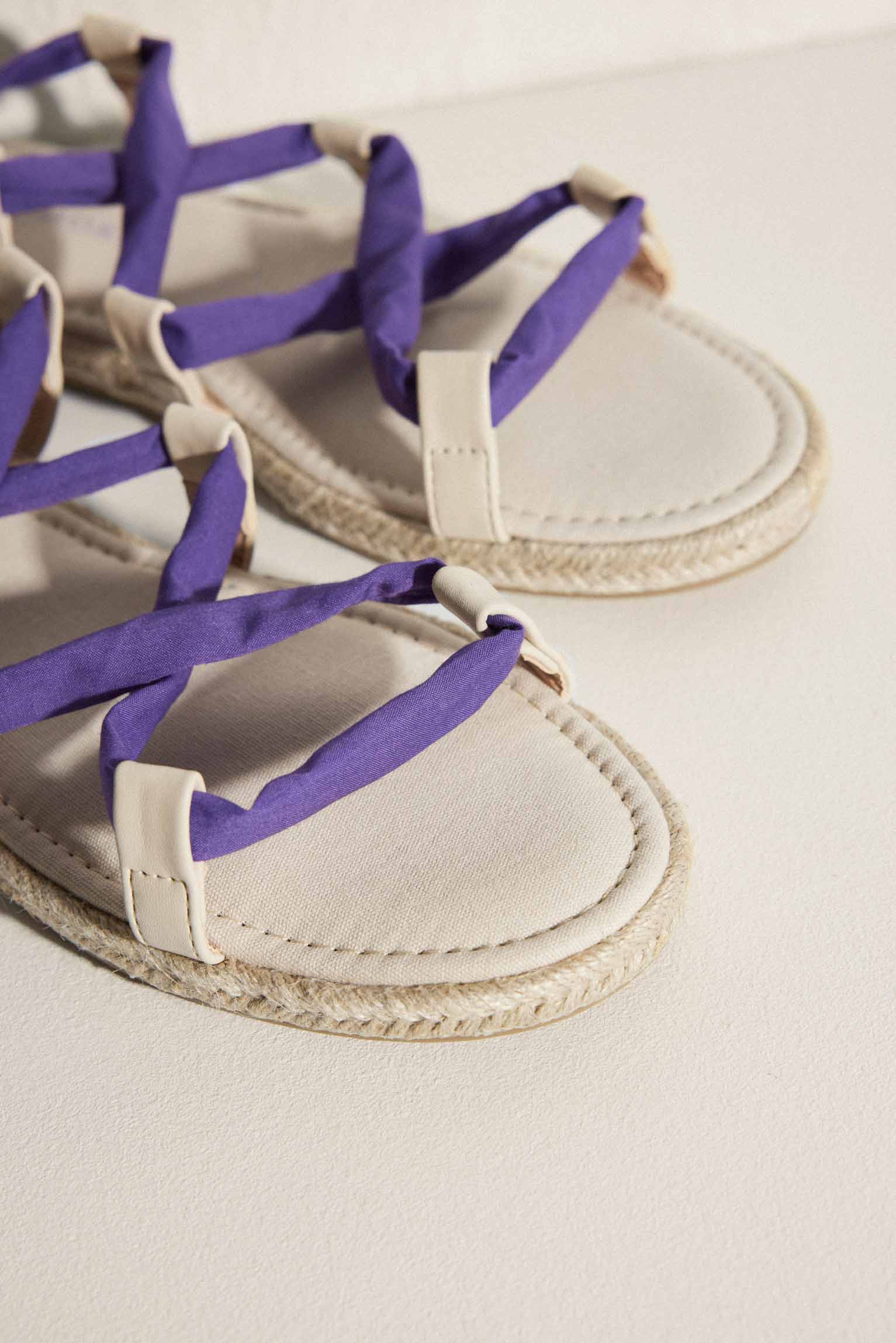 Sandalias planas tiras intercambiables flores y violeta - Ysabel Mora