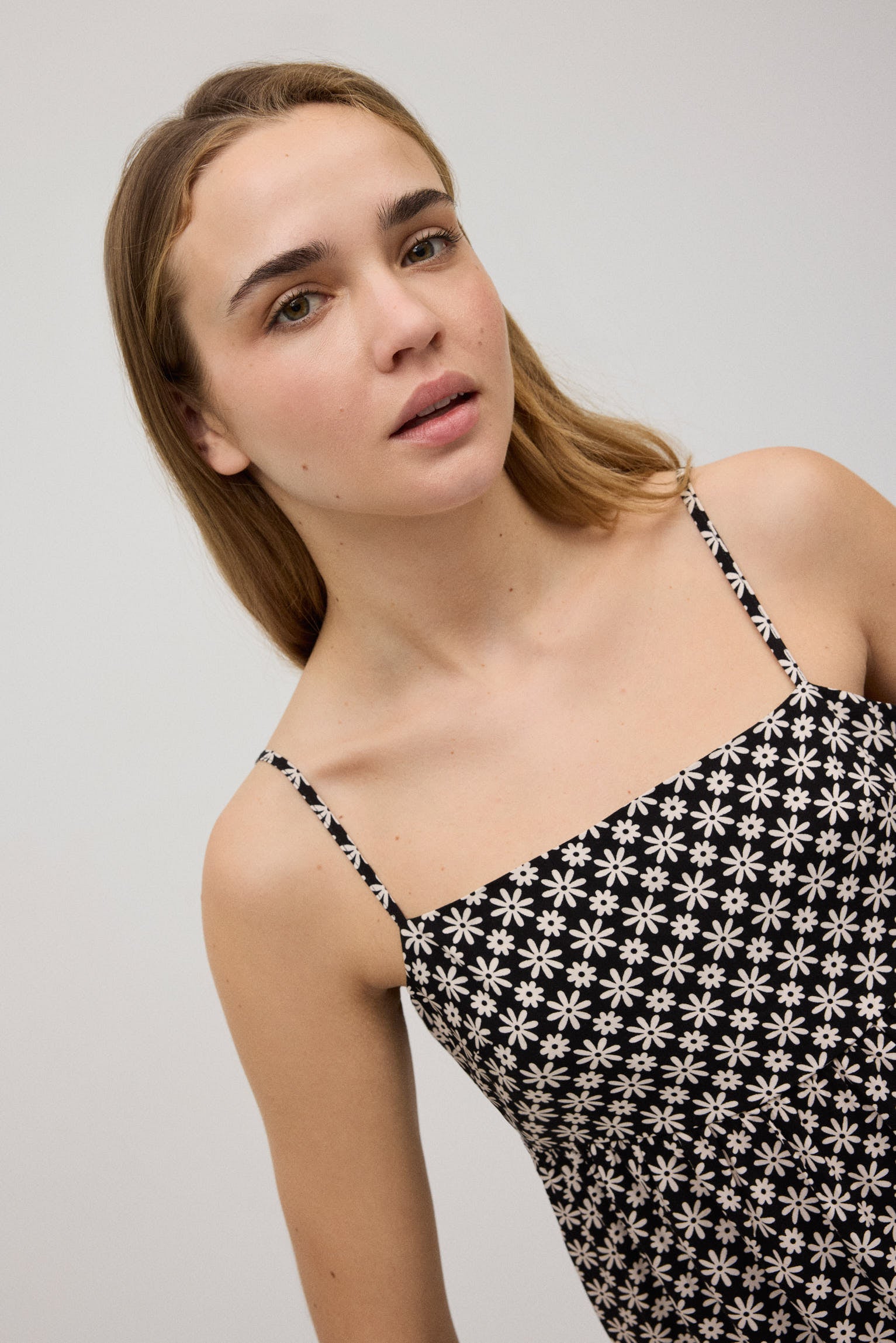 Robe courte à bretelles réglables, imprimé fleurs noir et blanc