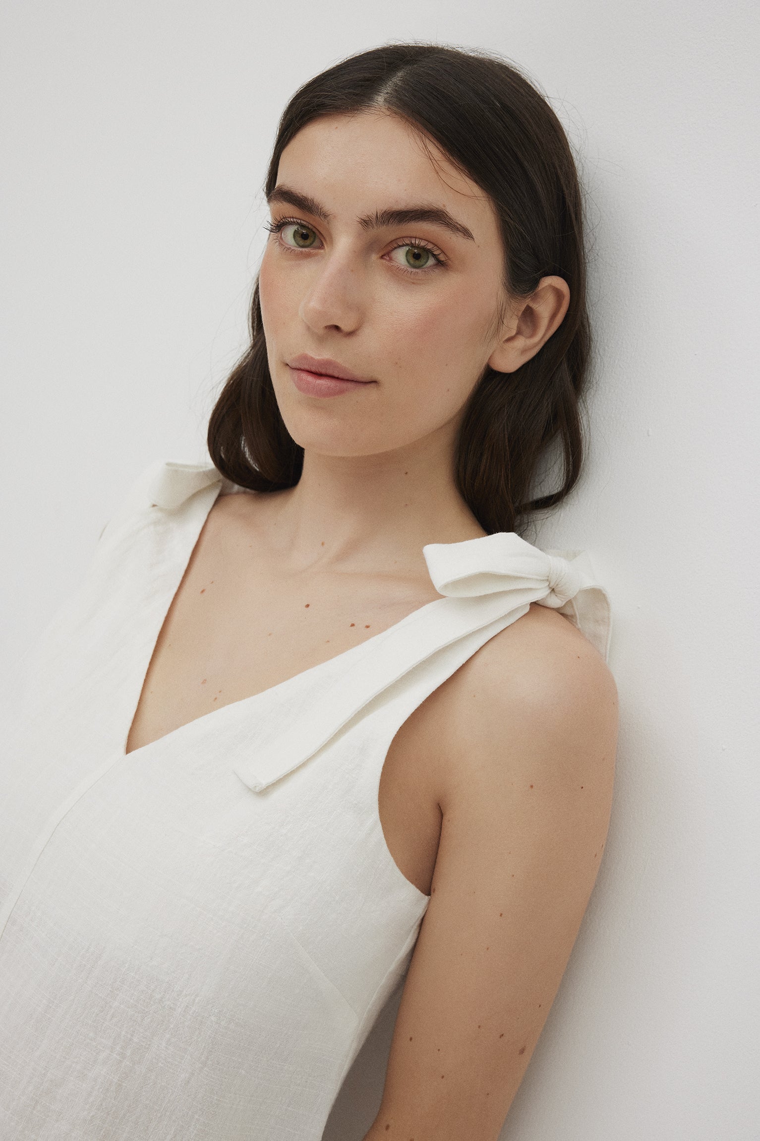 Robe courte en coton blanc à bretelles nouées