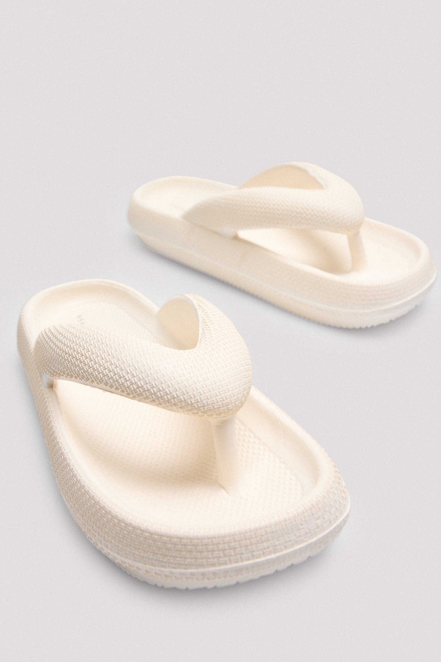 86195-3-chanclas-mujer-ysabel-mora-beige