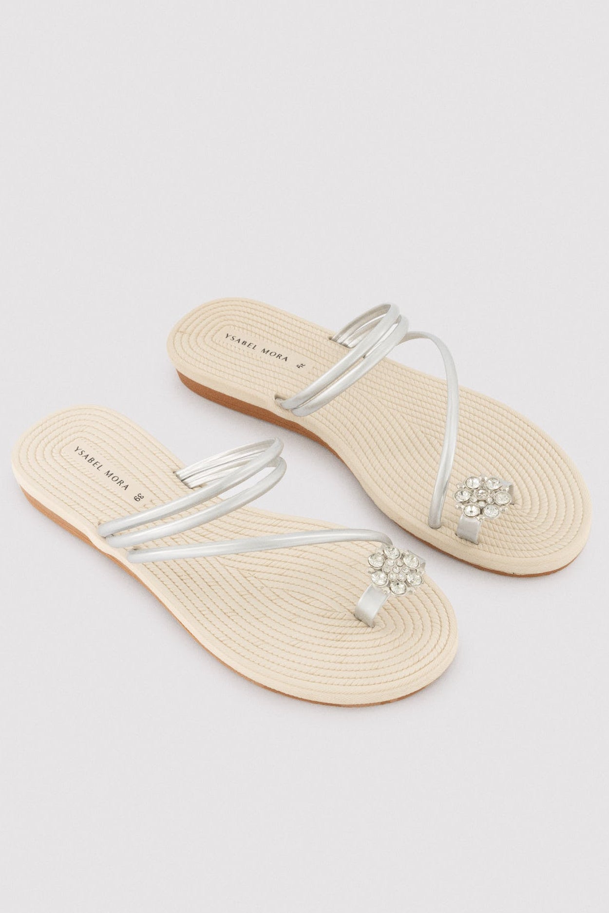 86289-sandalias-plateadas-detalle-flor-ysabel-mora