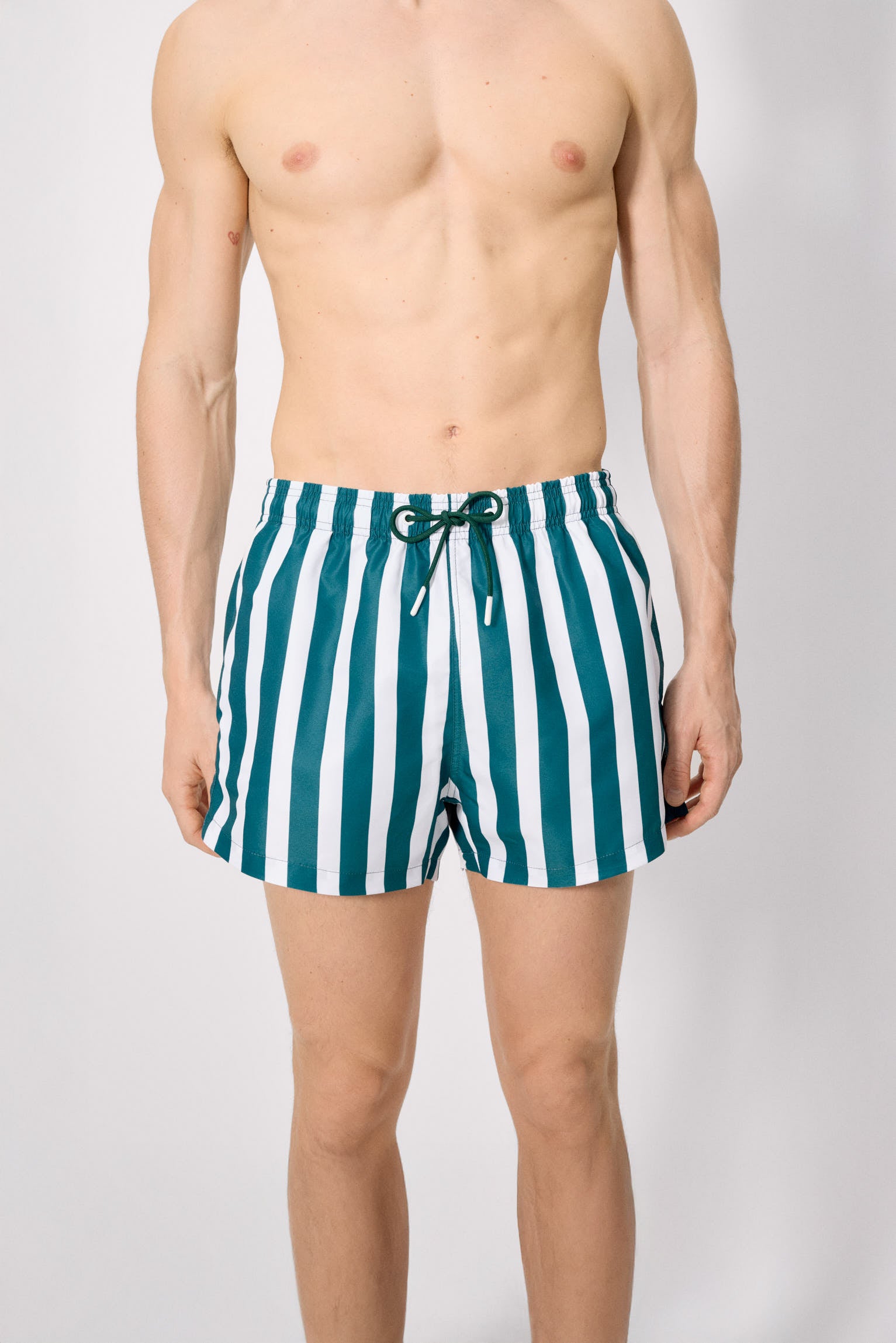 Maillot de bain court à larges rayures imprimées