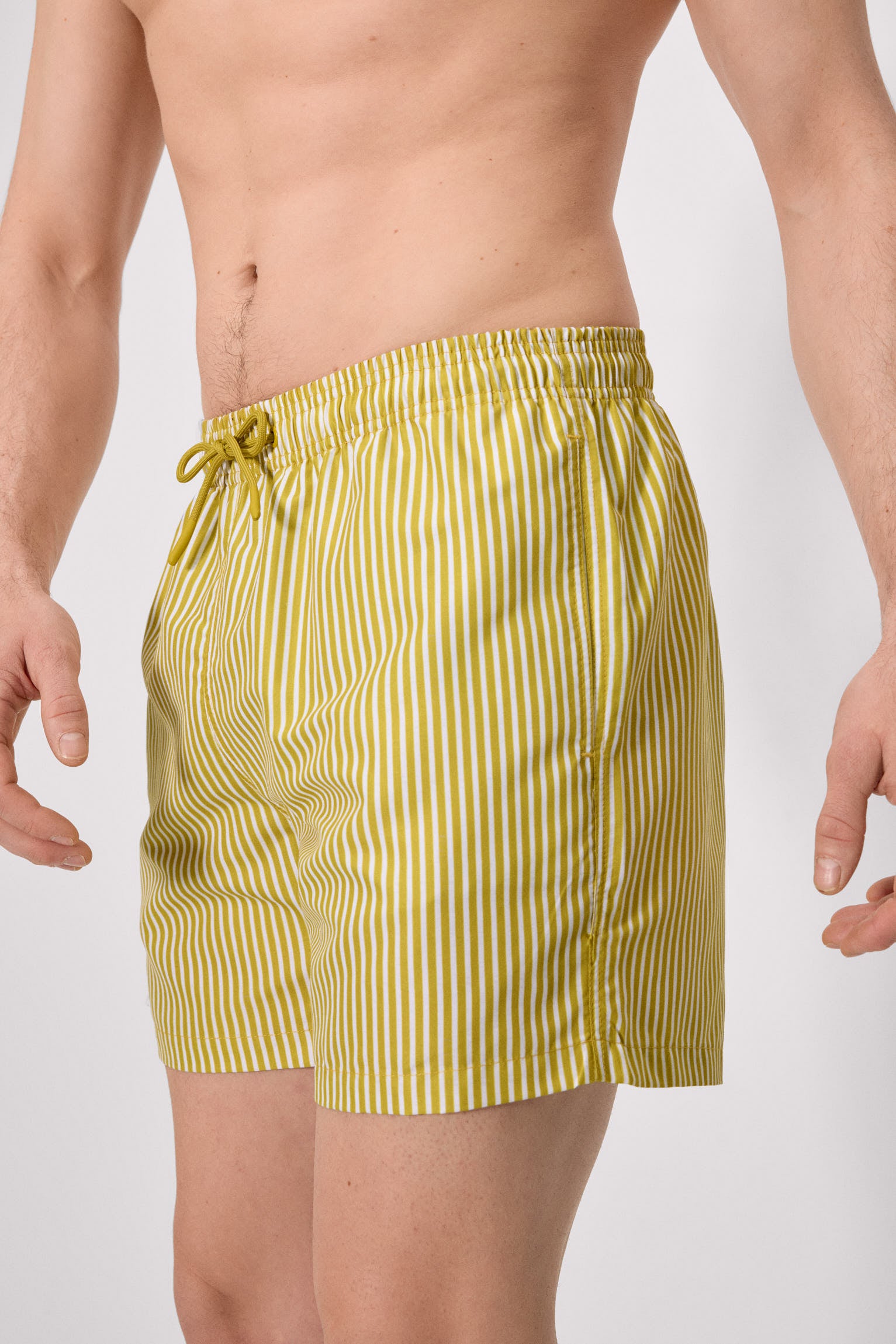 maillot de bain une pièce à rayures jaunes