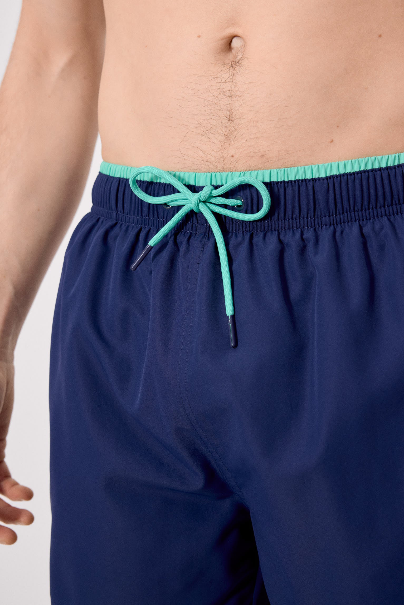 Maillot de bain bleu marine basique avec détail à la taille.