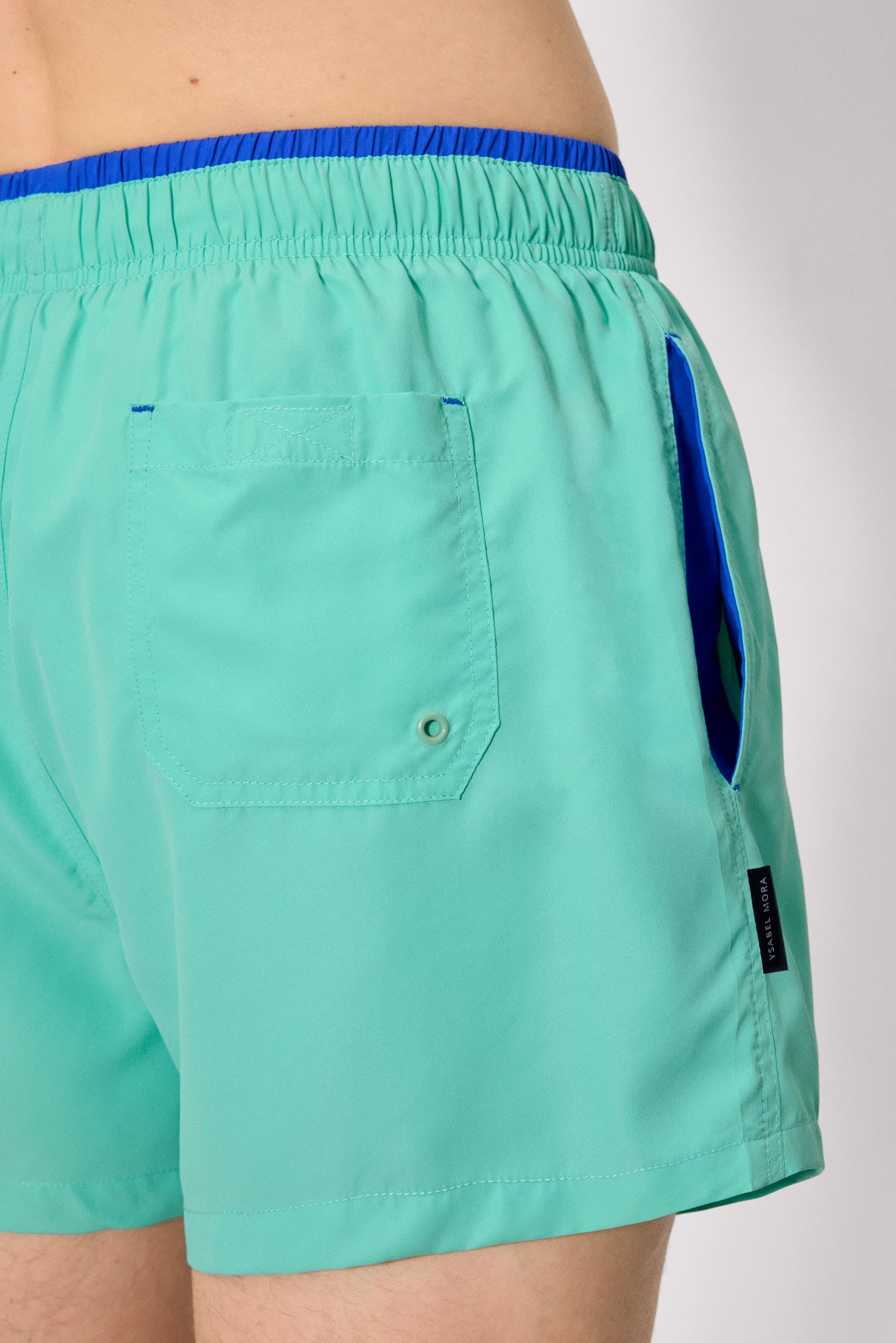 Maillot de bain court avec détail bleu à la taille